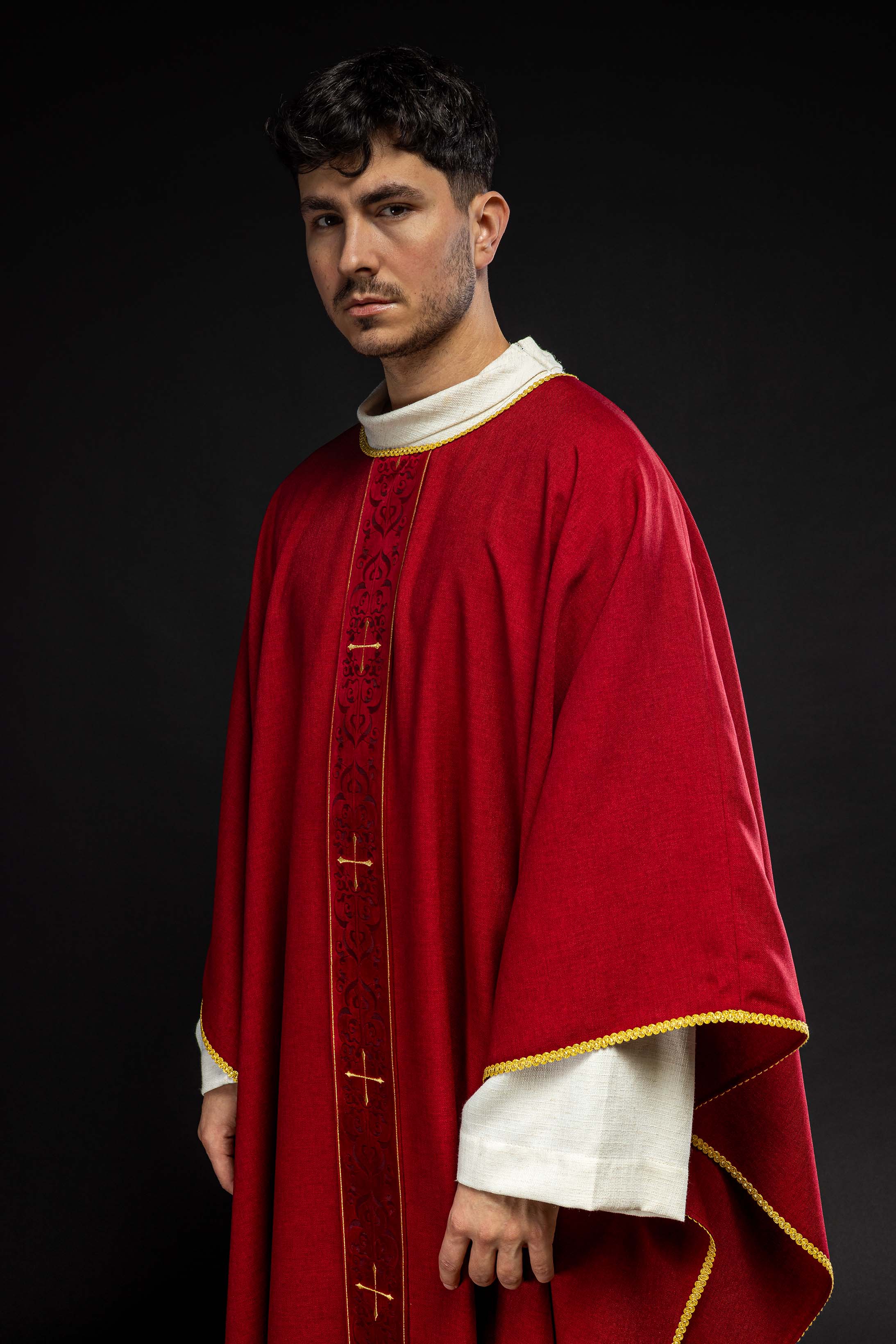 Chasuble rouge avec bande brodée de croix