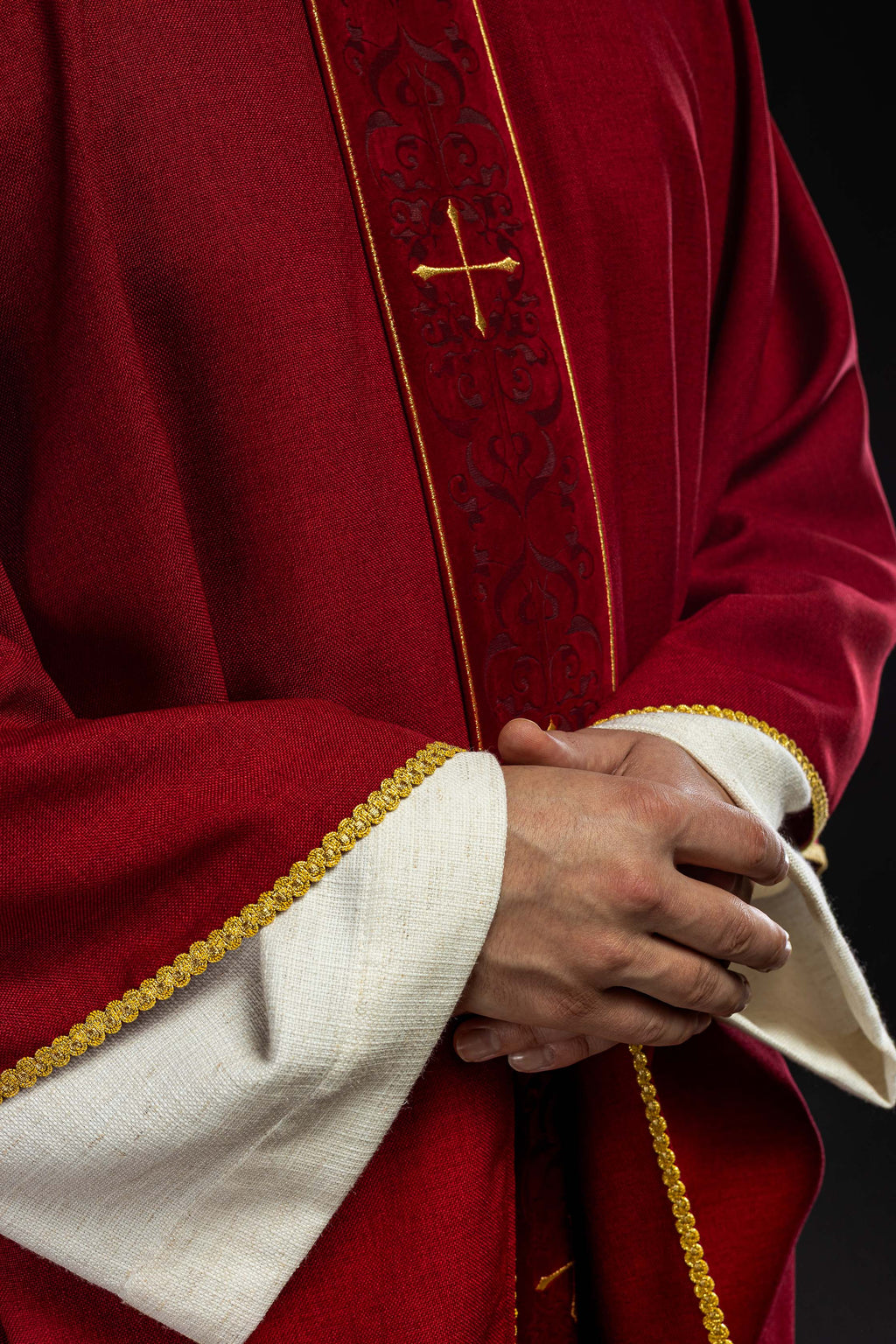 Chasuble rouge avec bande brodée de croix