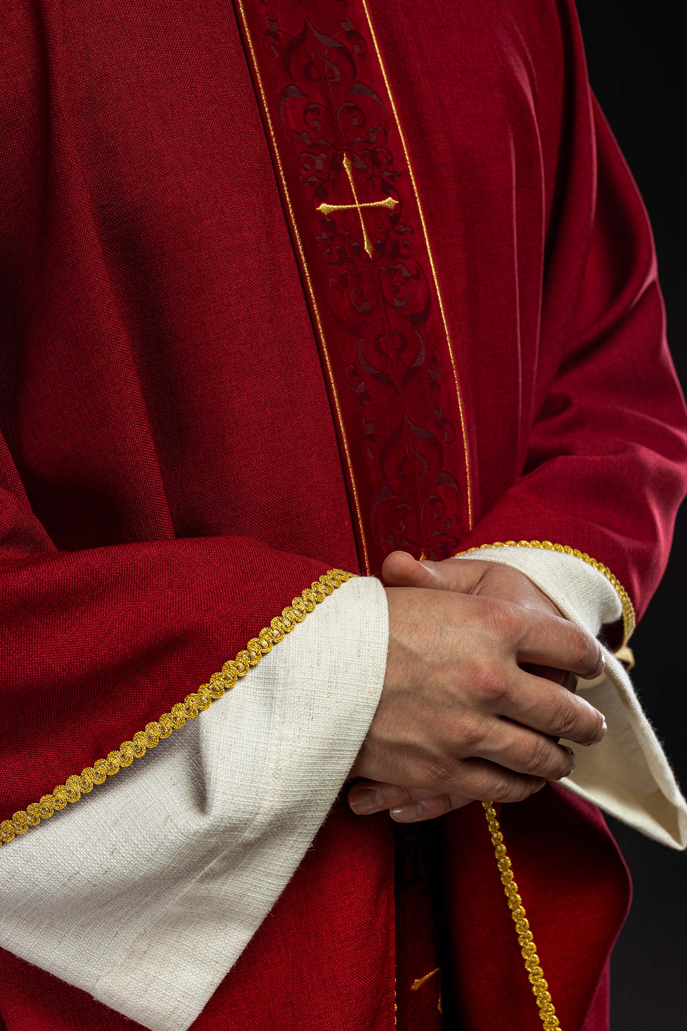 Chasuble rouge avec bande brodée de croix
