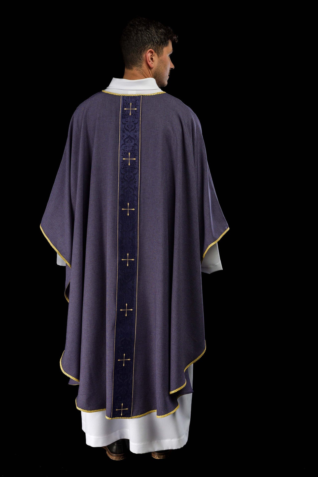 Chasuble de couleur violette avec une bande brodée de croix