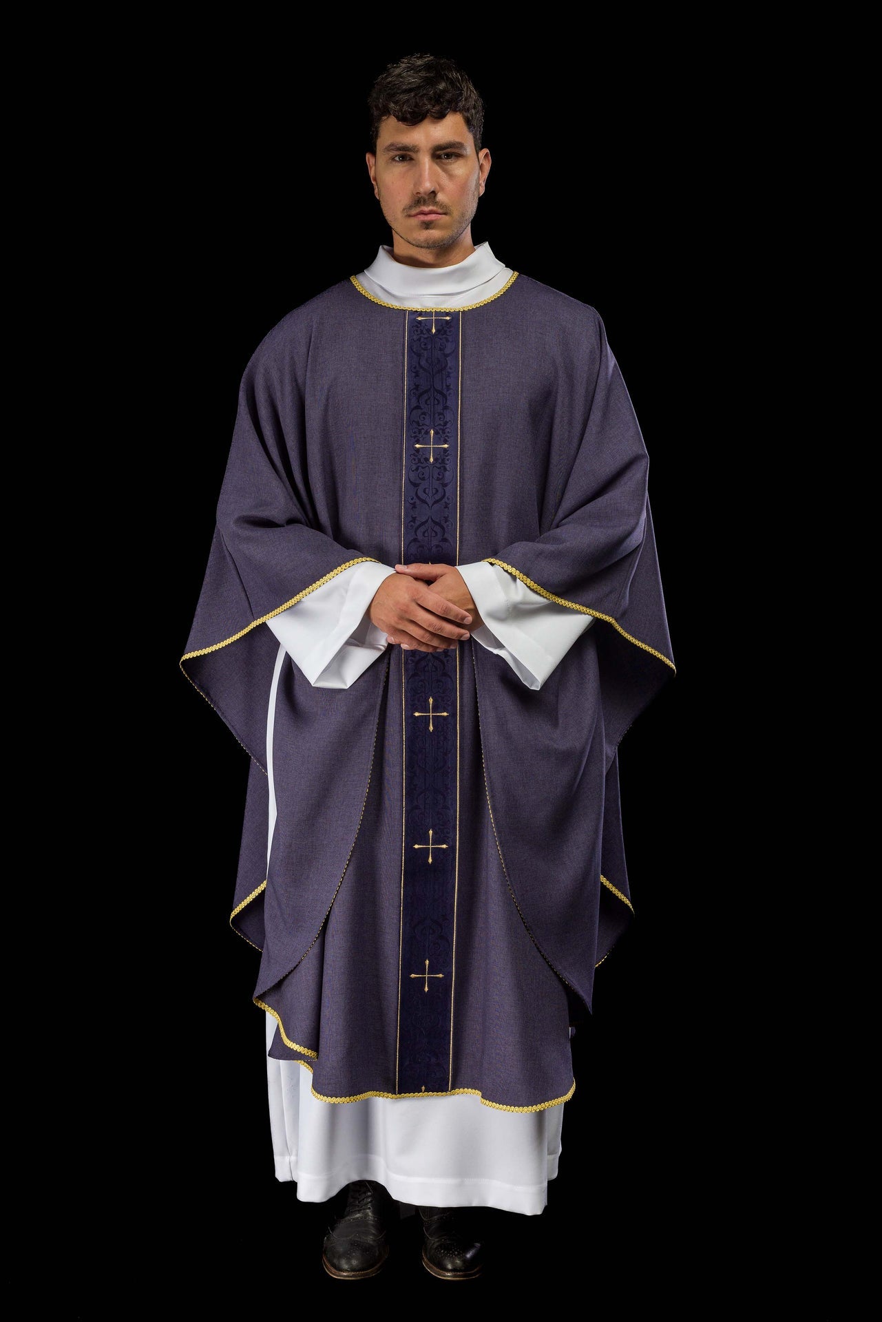 Chasuble de couleur violette avec une bande brodée de croix