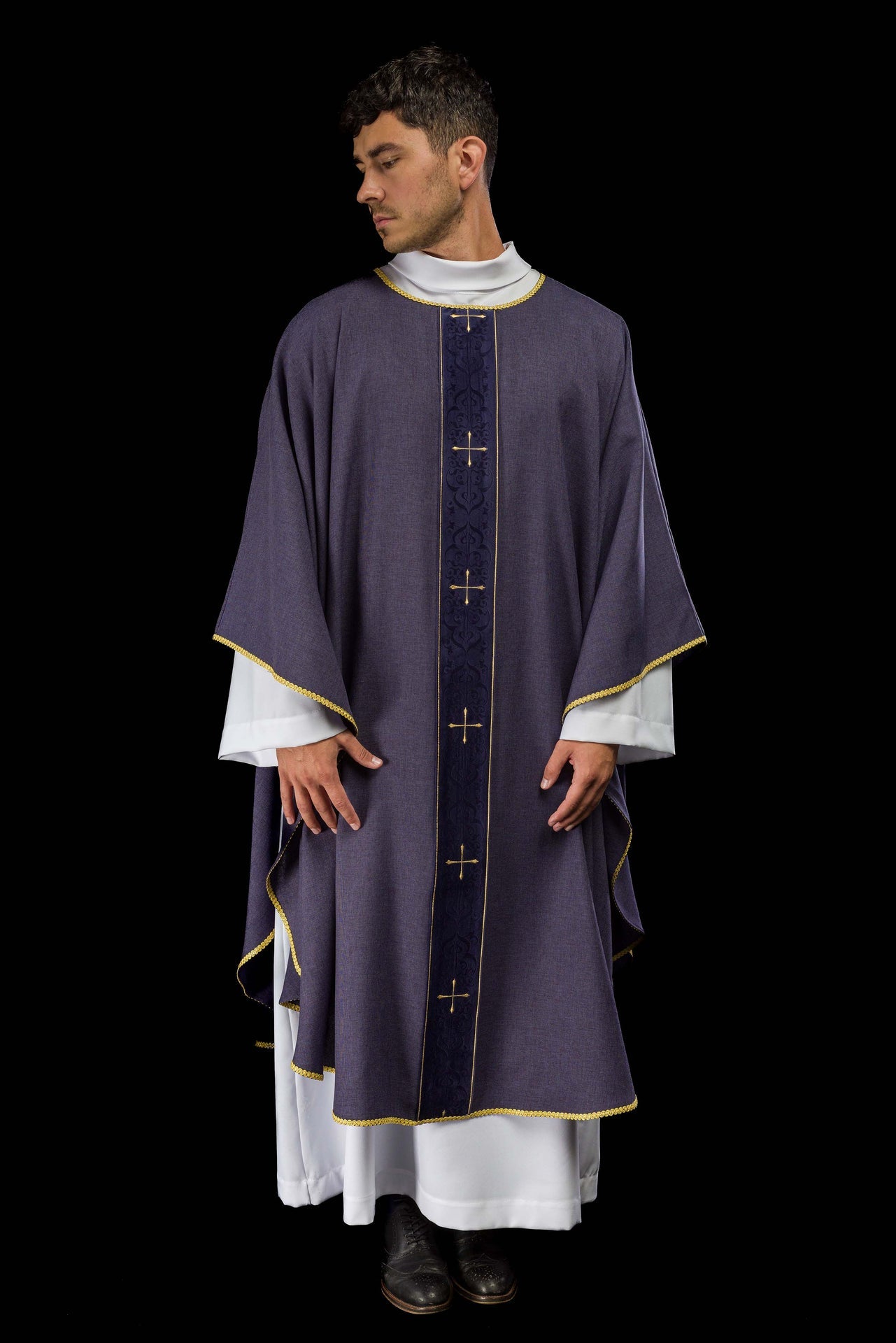 Chasuble de couleur violette avec une bande brodée de croix