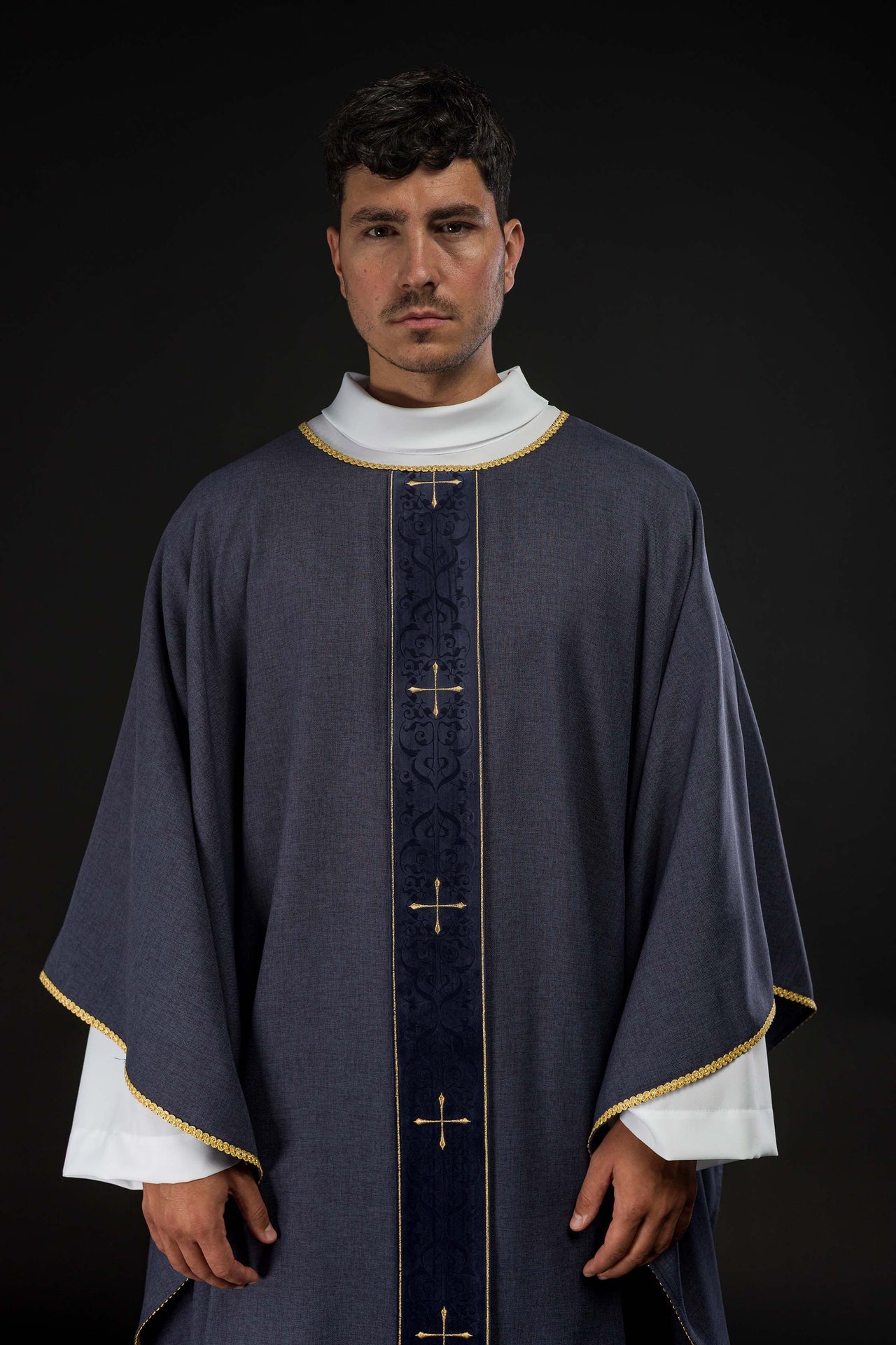 Chasuble de couleur violette avec une bande brodée de croix