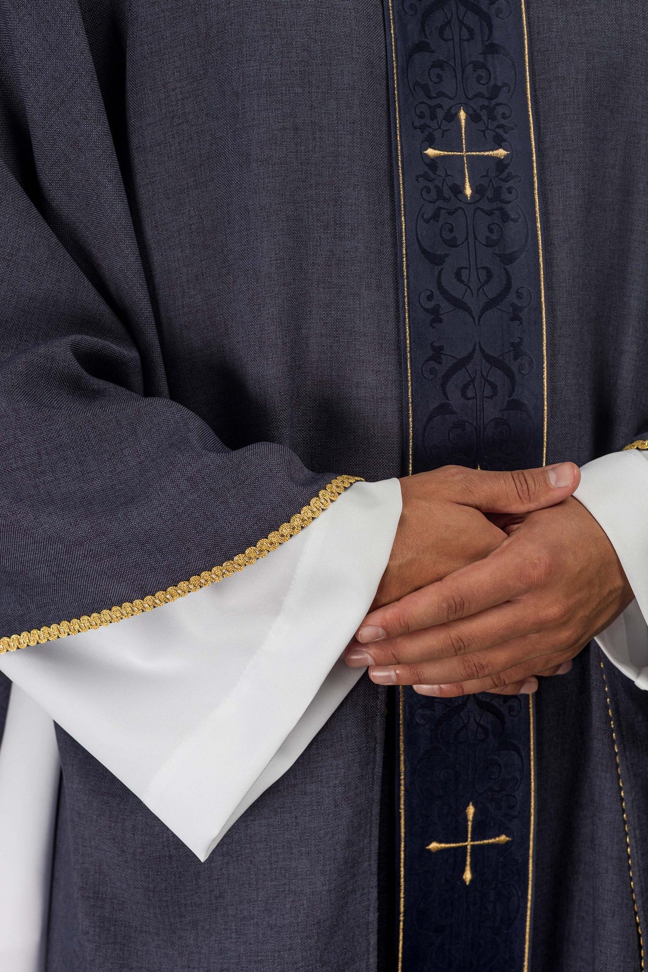 Chasuble de couleur violette avec une bande brodée de croix