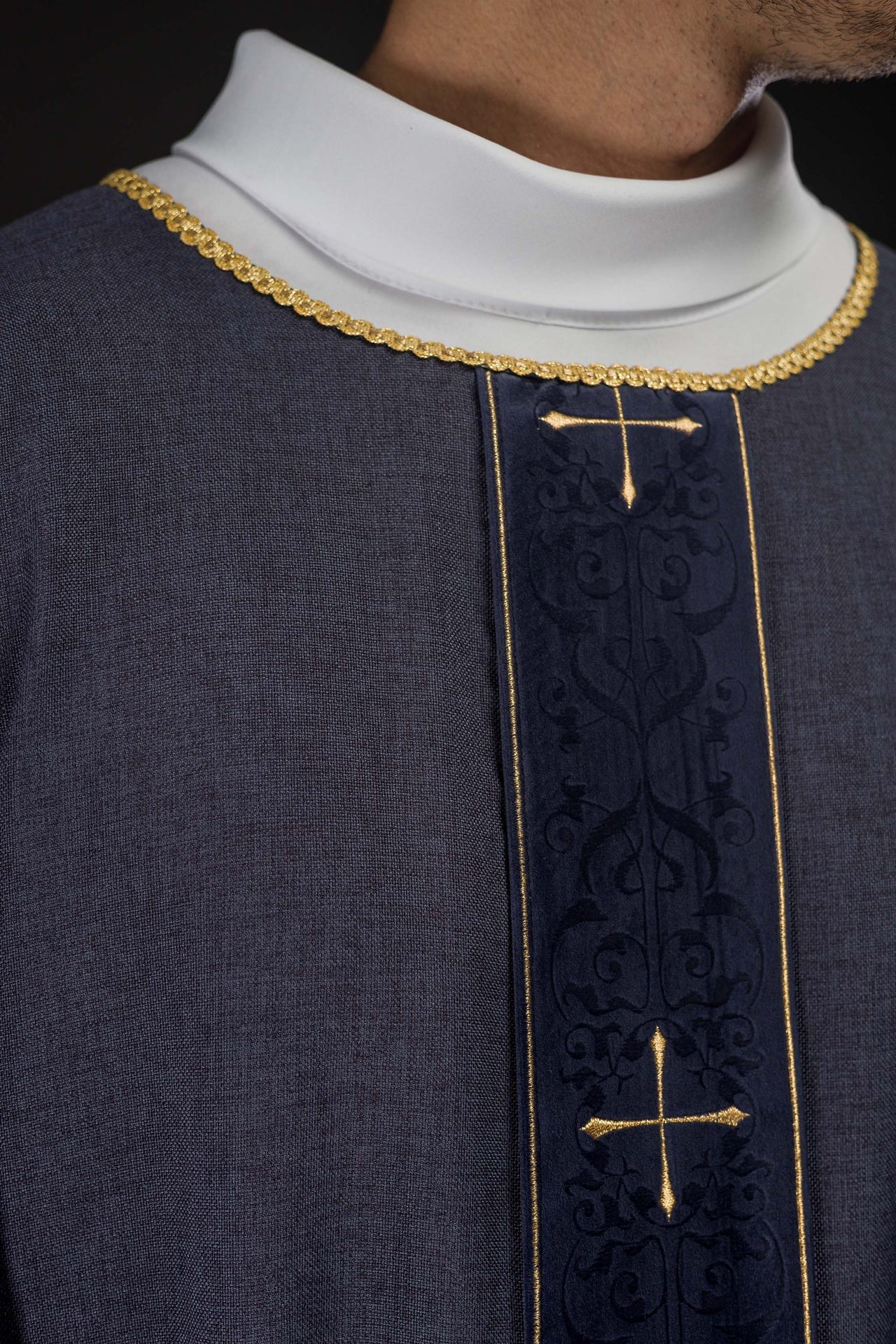 Chasuble de couleur violette avec une bande brodée de croix