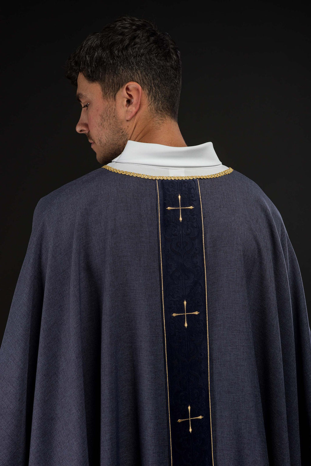 Chasuble de couleur violette avec une bande brodée de croix