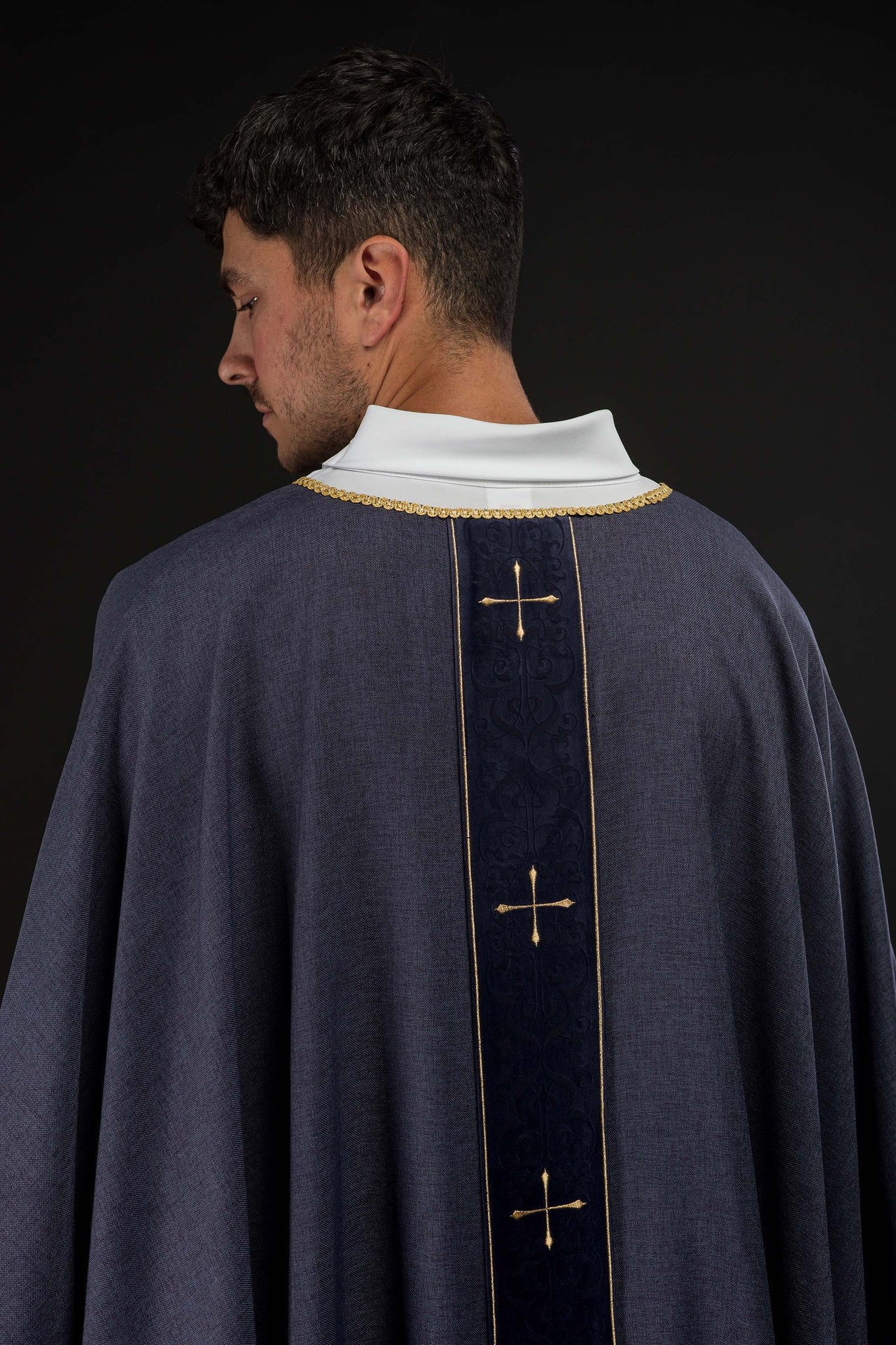 Chasuble de couleur violette avec une bande brodée de croix