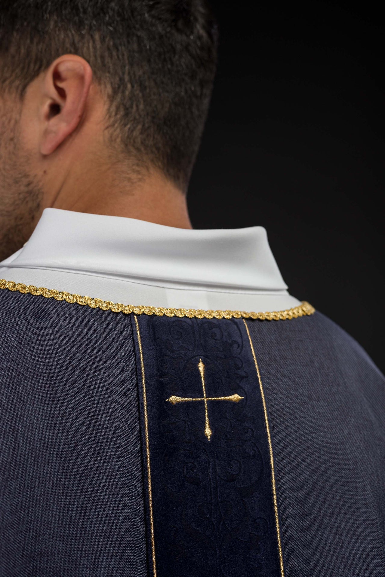 Chasuble de couleur violette avec une bande brodée de croix