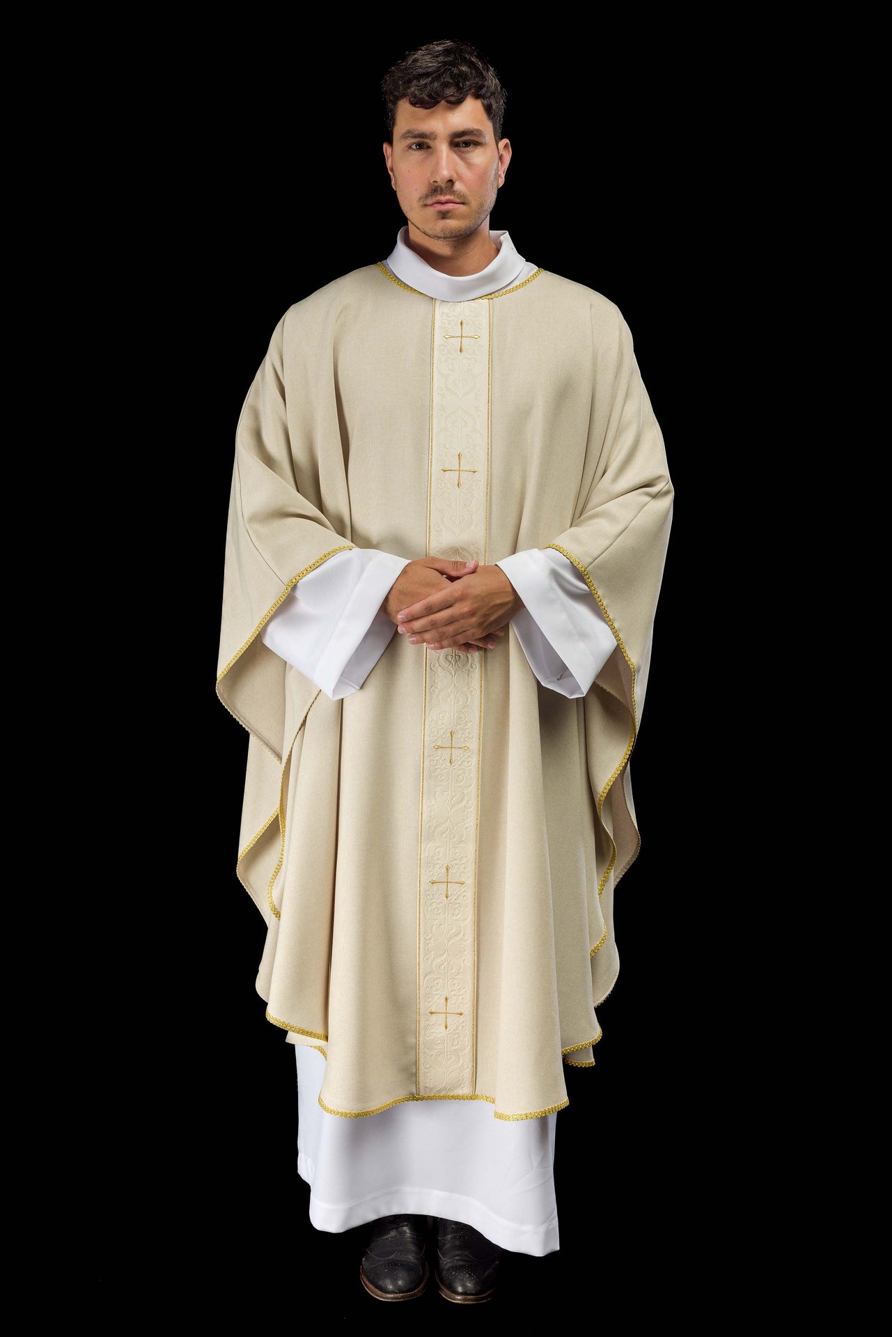 Chasuble de couleur écru avec une bande brodée de croix