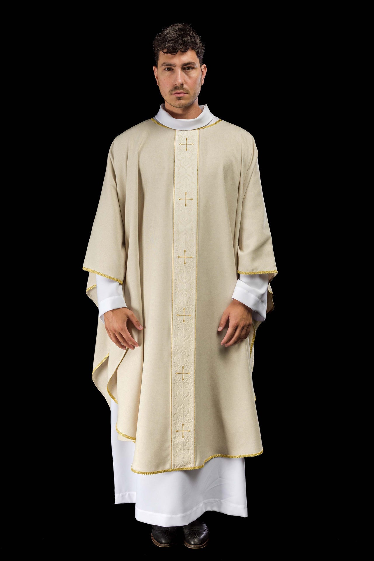 Chasuble de couleur écru avec une bande brodée de croix