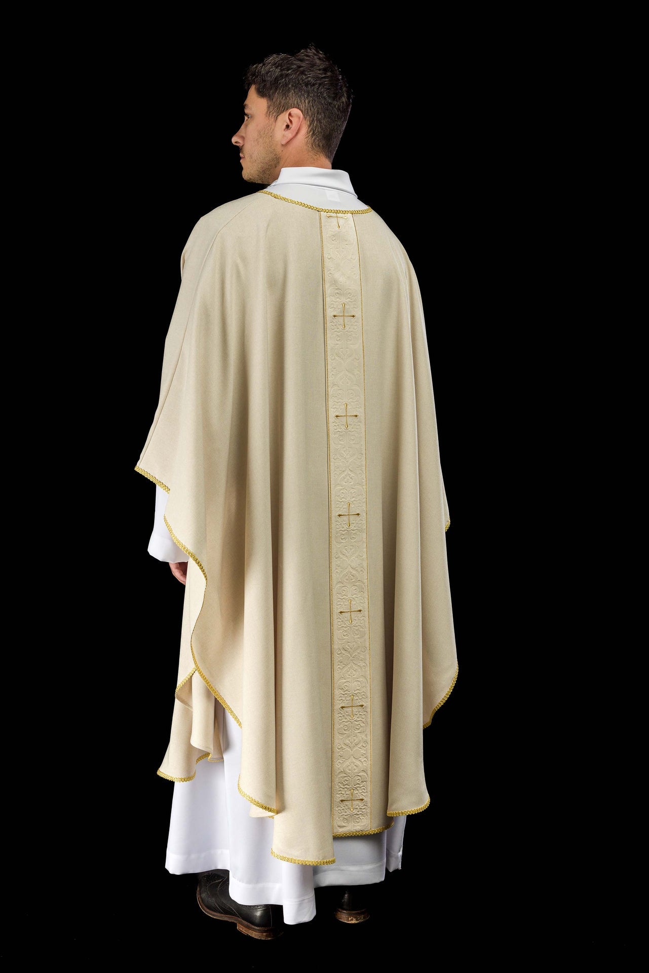 Chasuble de couleur écru avec une bande brodée de croix