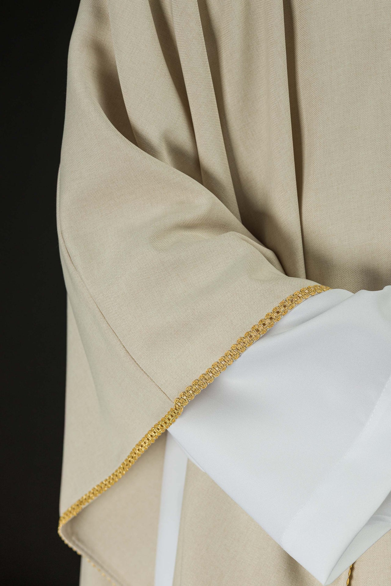 Chasuble de couleur écru avec une bande brodée de croix