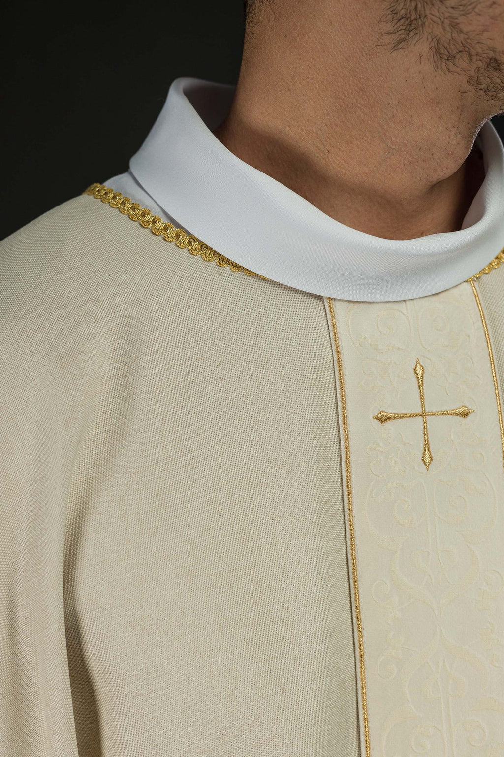 Chasuble de couleur écru avec une bande brodée de croix