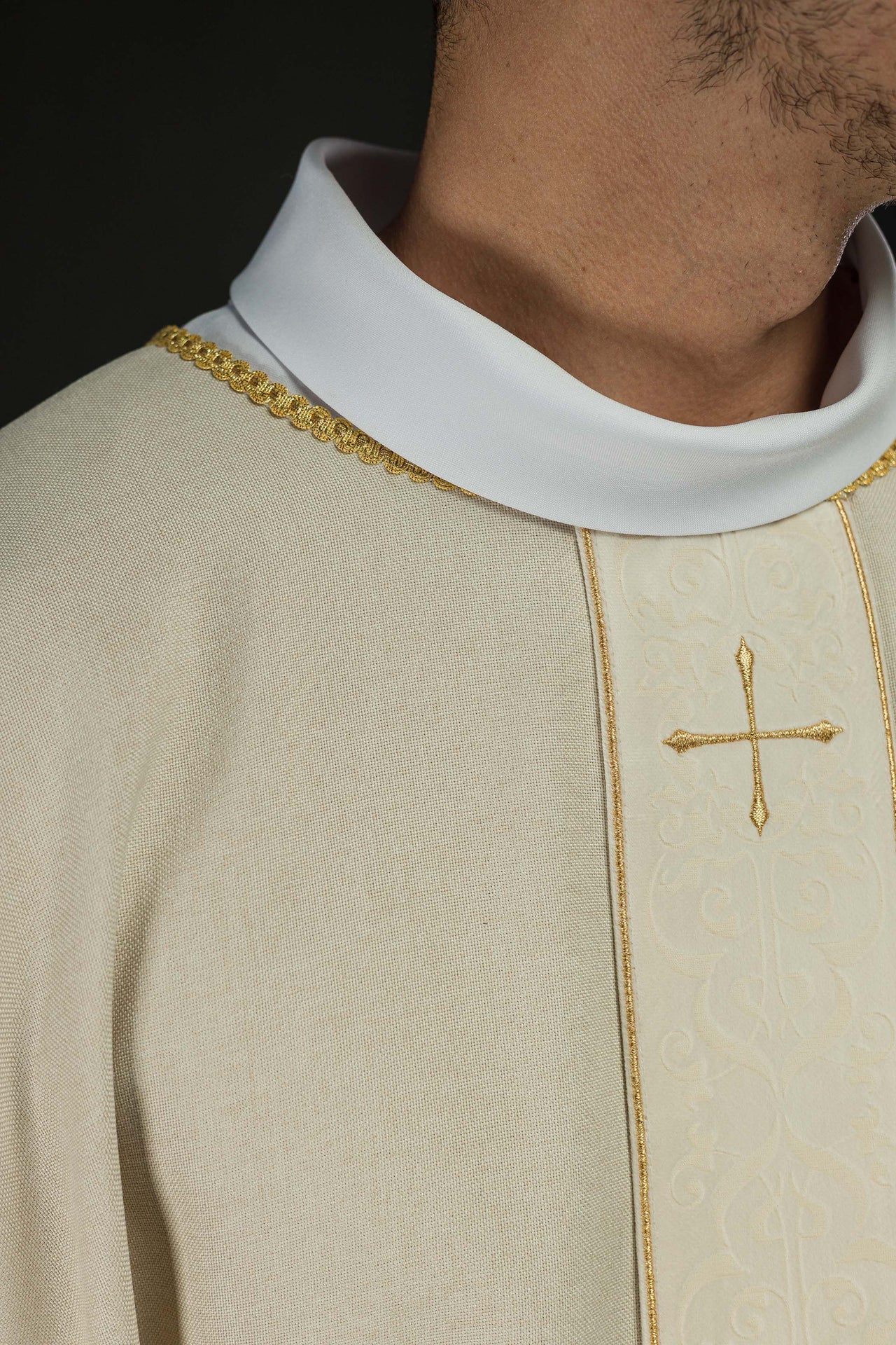 Chasuble de couleur écru avec une bande brodée de croix
