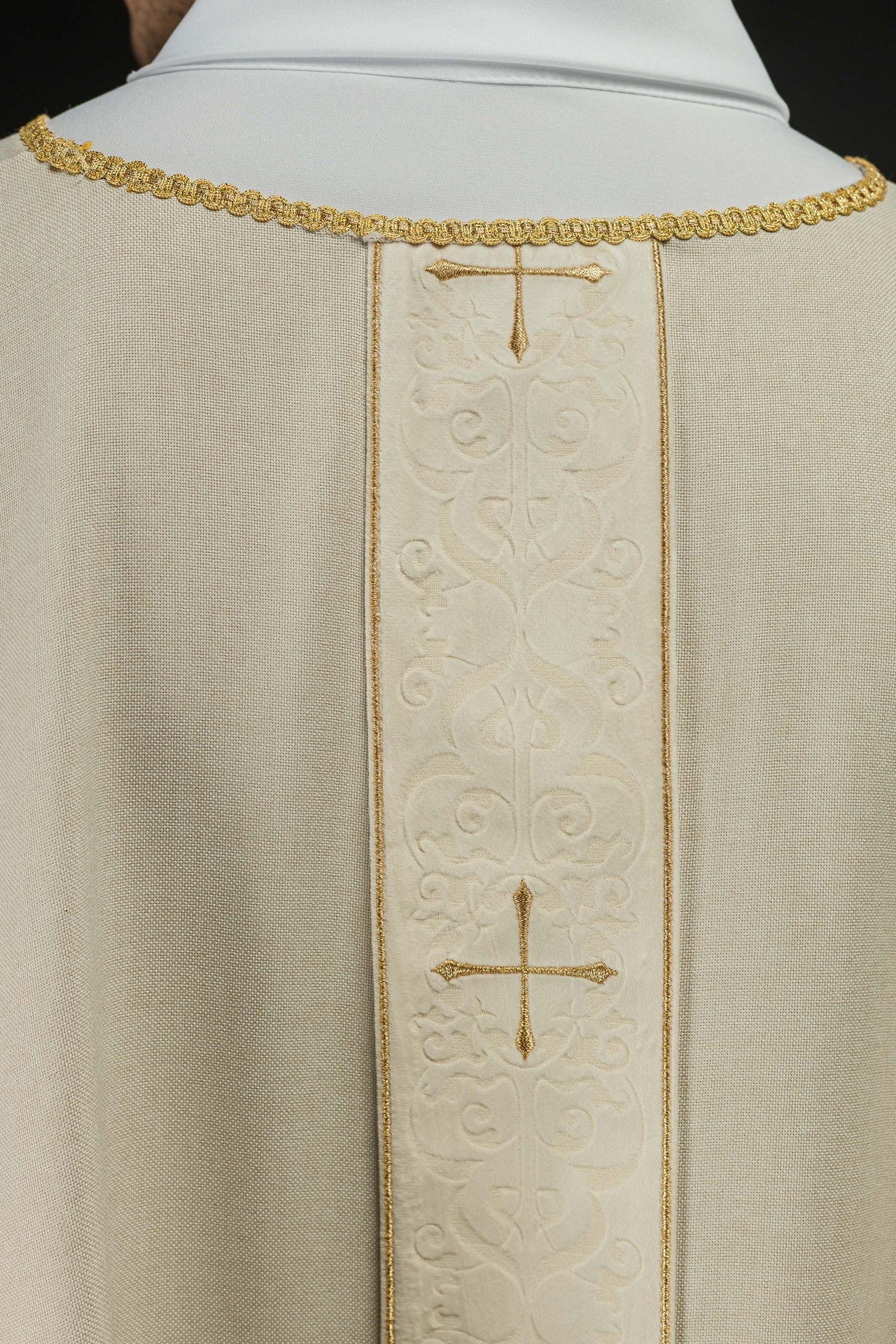 Chasuble de couleur écru avec une bande brodée de croix