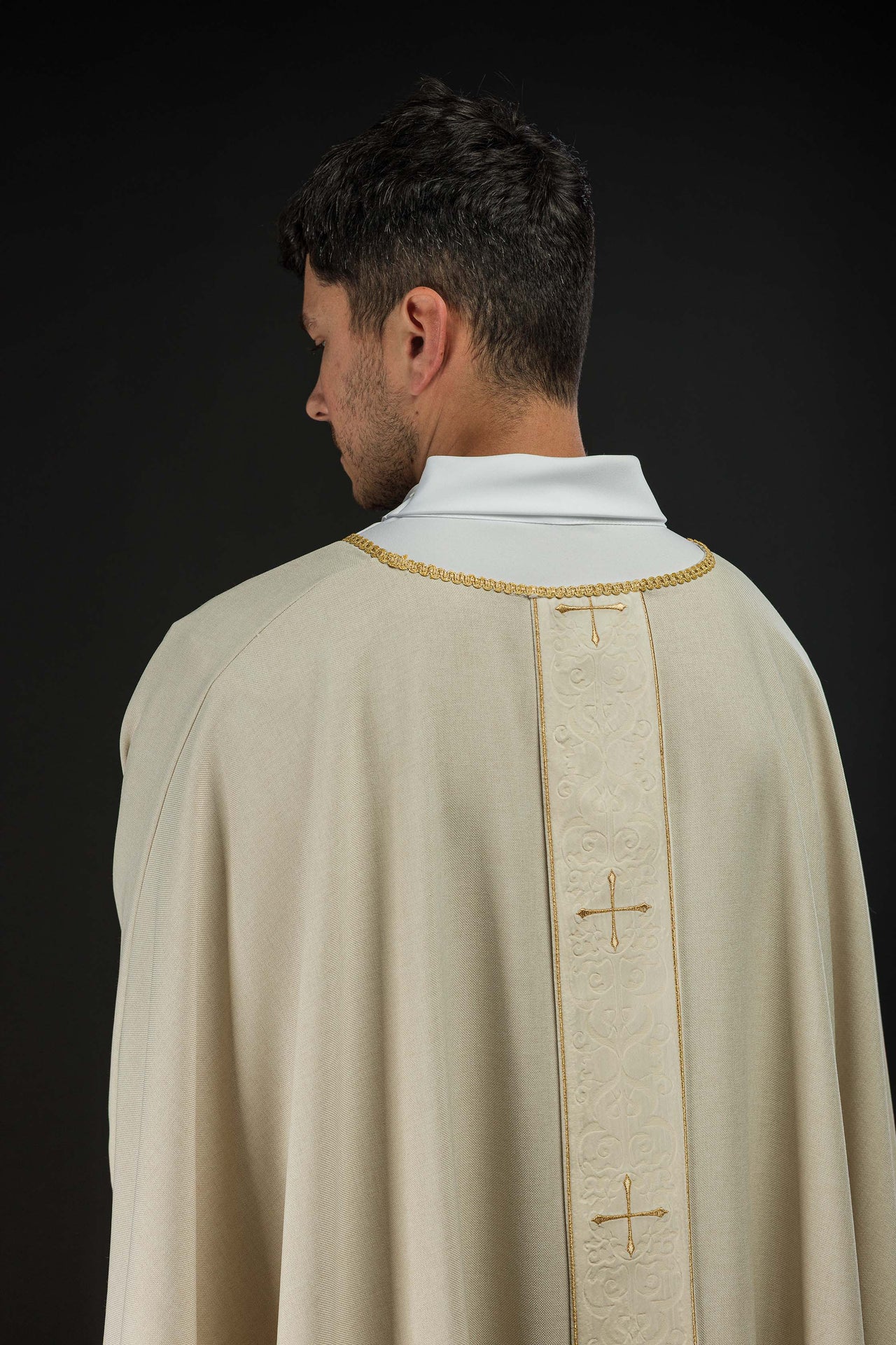 Chasuble de couleur écru avec une bande brodée de croix