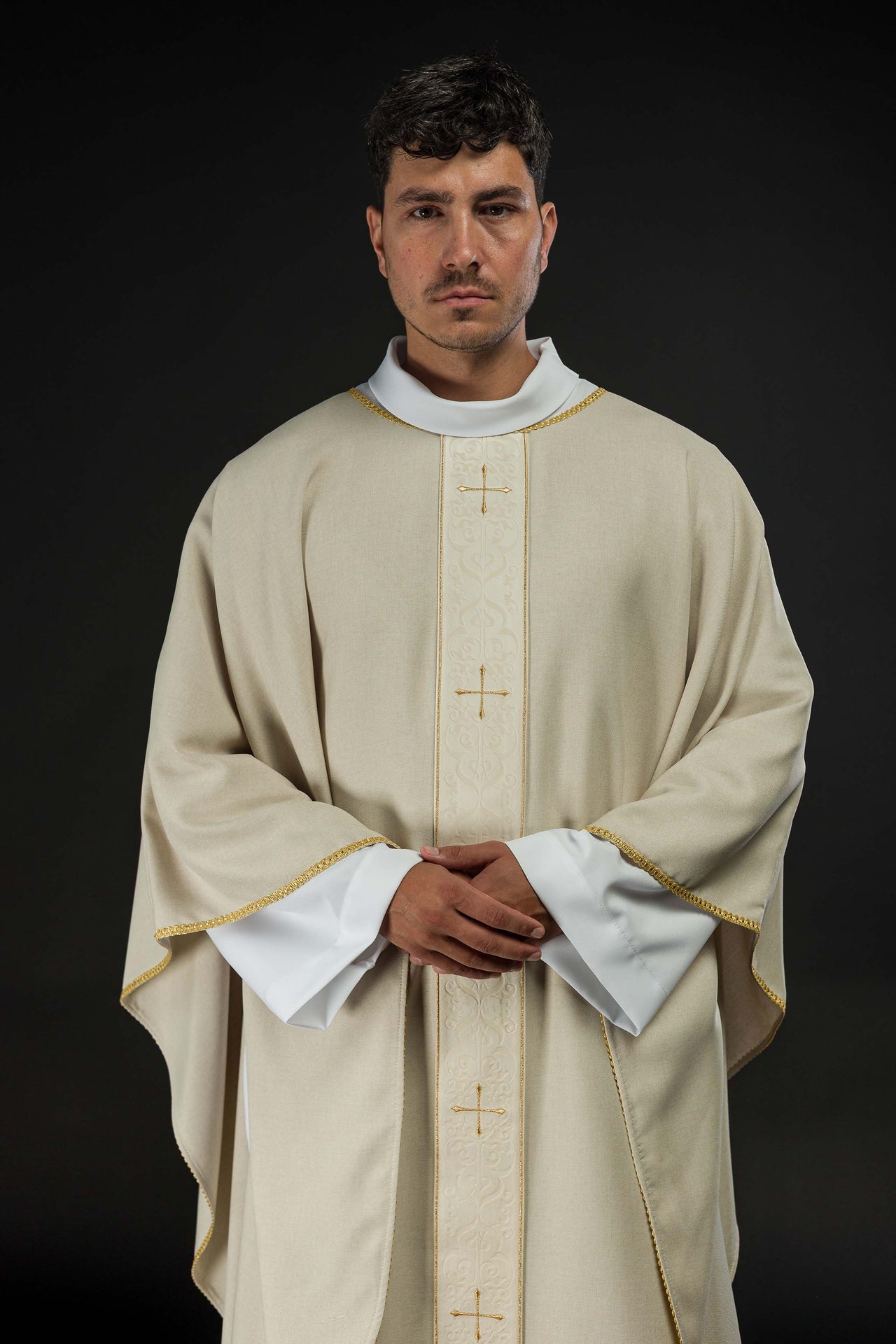 Chasuble de couleur écru avec une bande brodée de croix