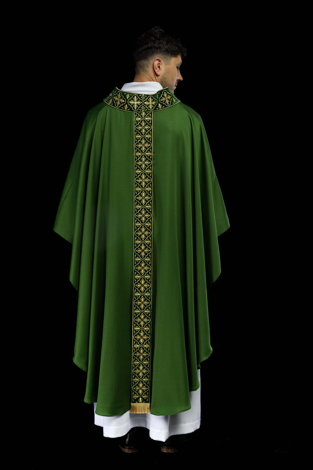 Chasuble verte ornée de 500 pierres avec bande étroite