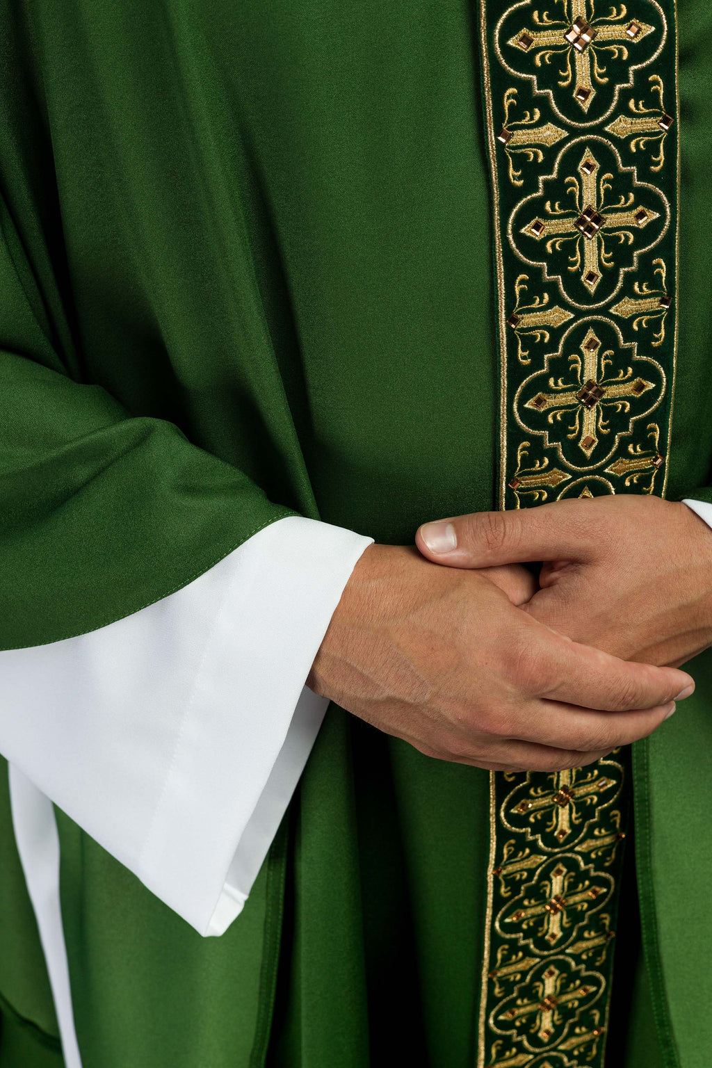 Chasuble verte ornée de 500 pierres avec bande étroite