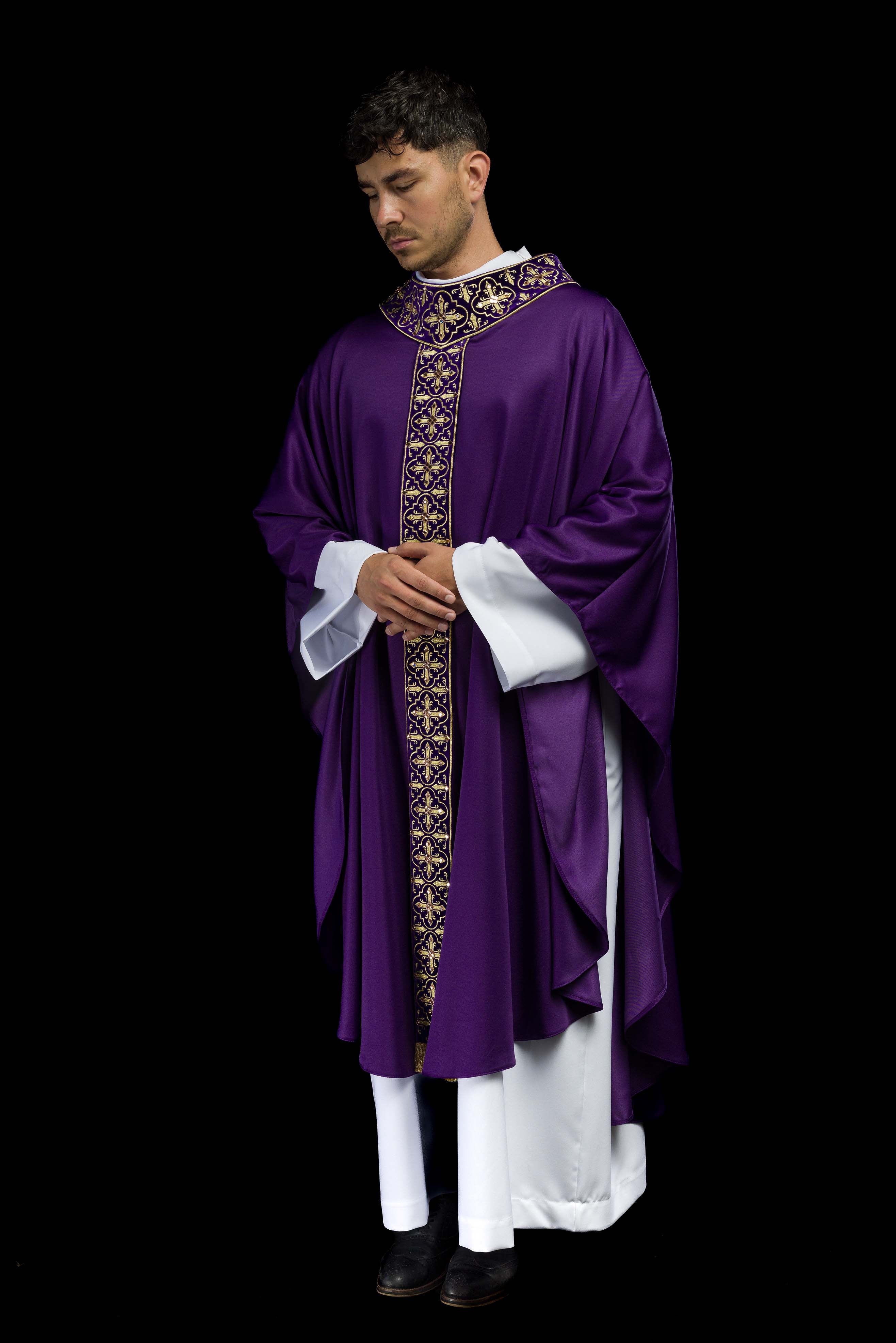 Chasuble violette ornée de 500 pierres avec bande étroite