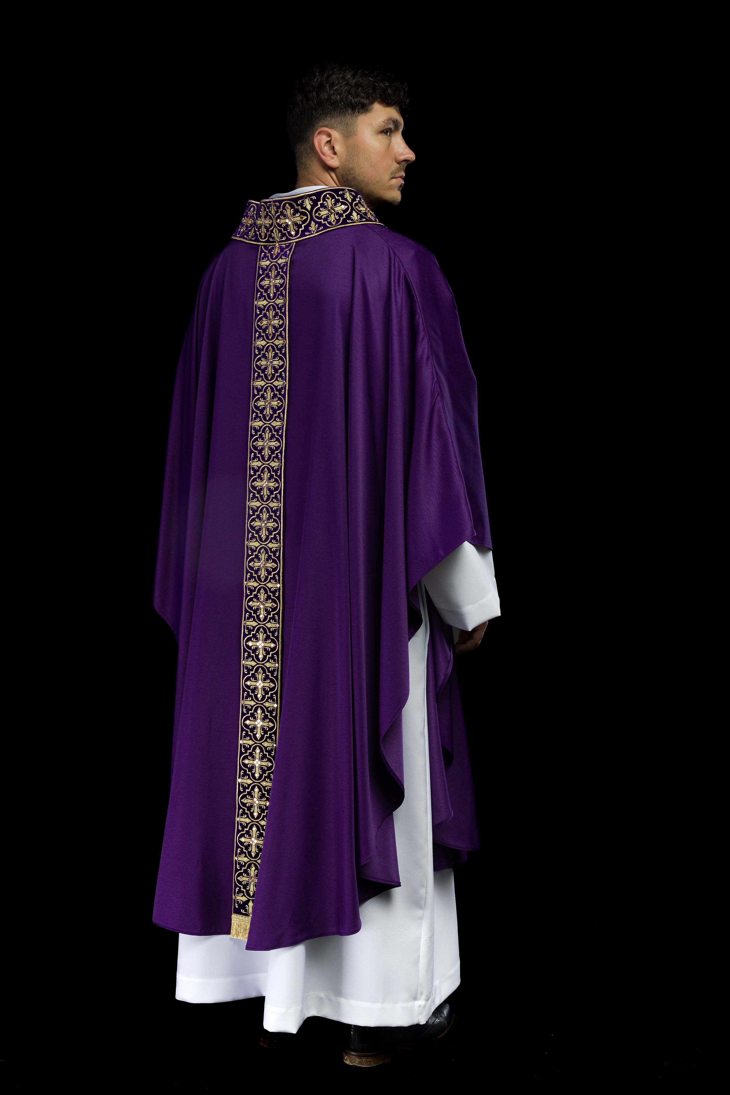 Chasuble violette ornée de 500 pierres avec bande étroite
