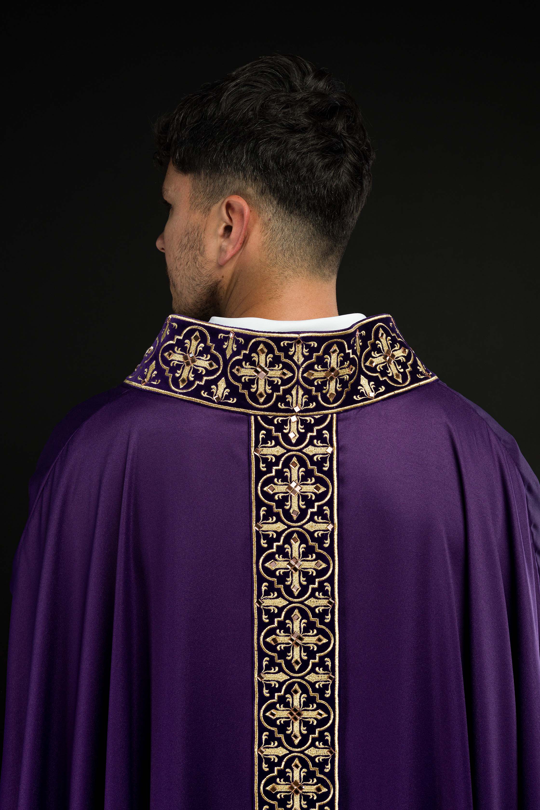 Chasuble violette ornée de 500 pierres avec bande étroite