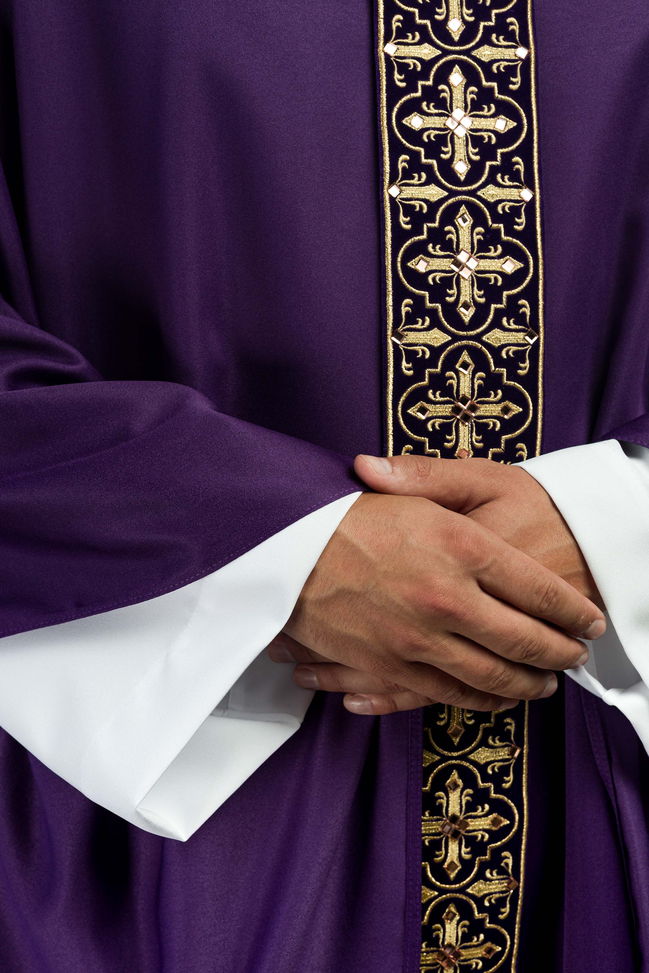 Chasuble violette ornée de 500 pierres avec bande étroite