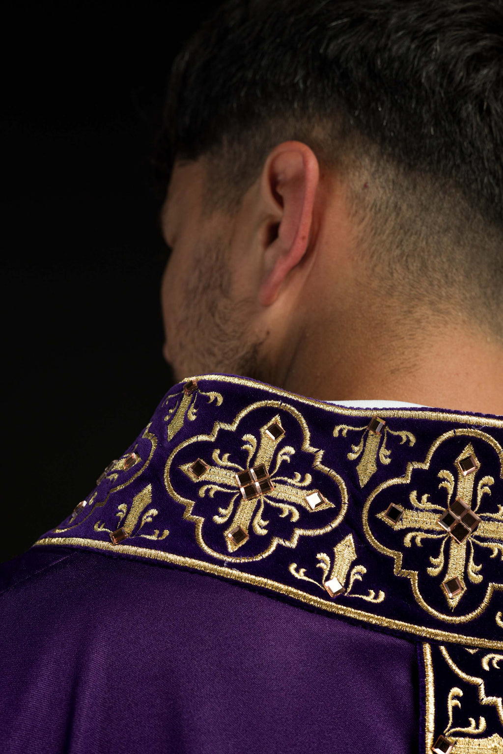 Chasuble violette ornée de 500 pierres avec bande étroite