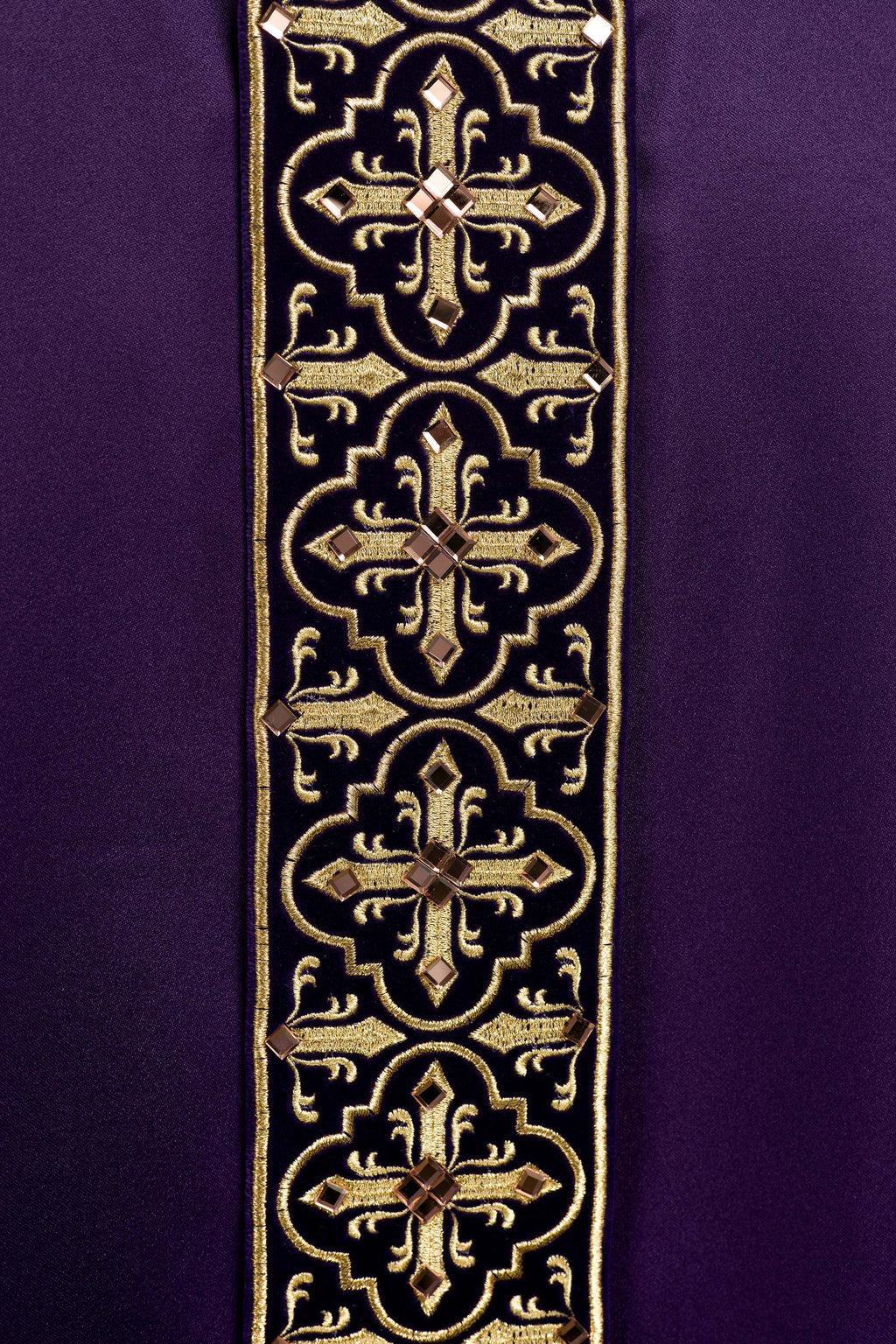 Chasuble violette ornée de 500 pierres avec bande étroite