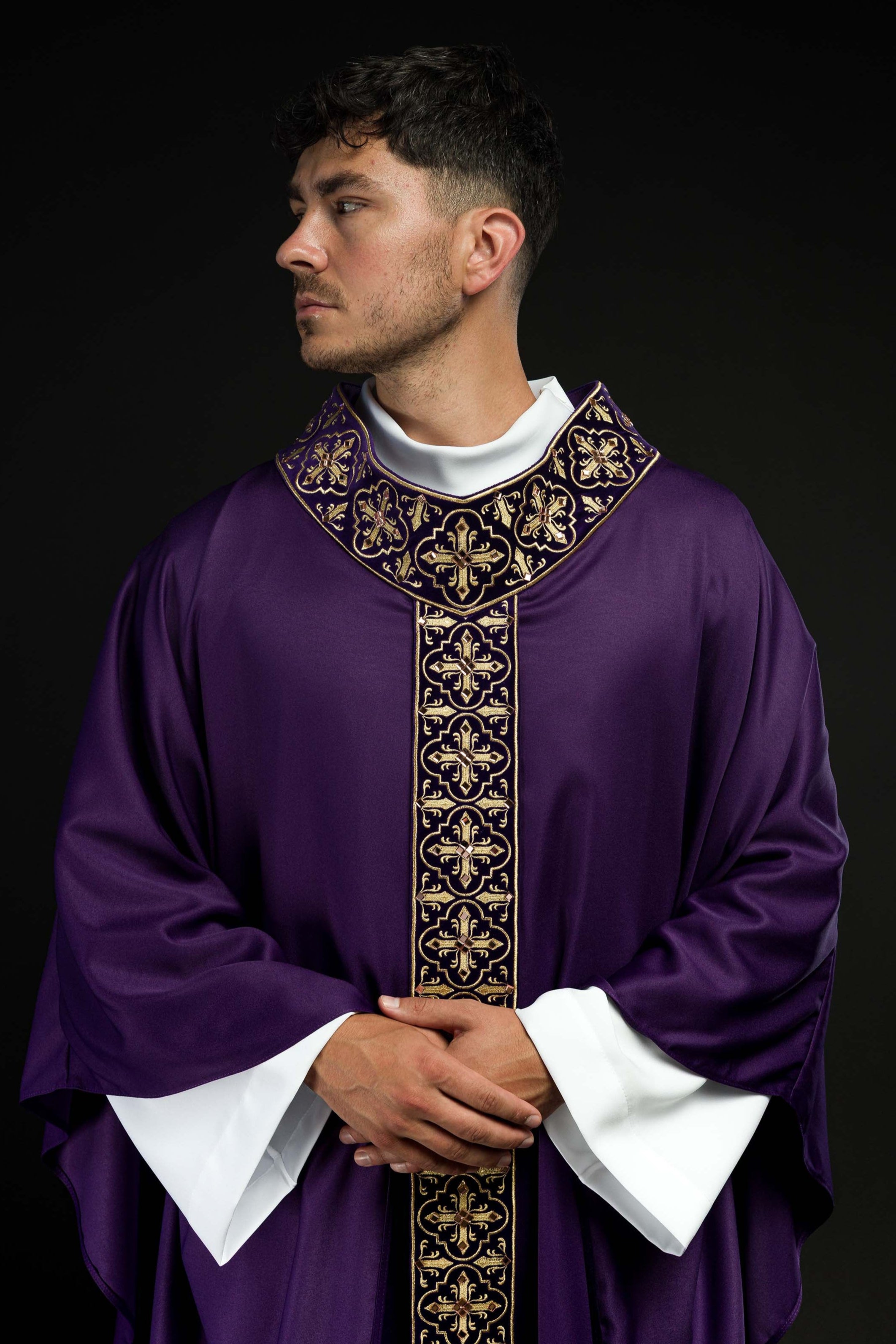 Chasuble violette ornée de 500 pierres avec bande étroite