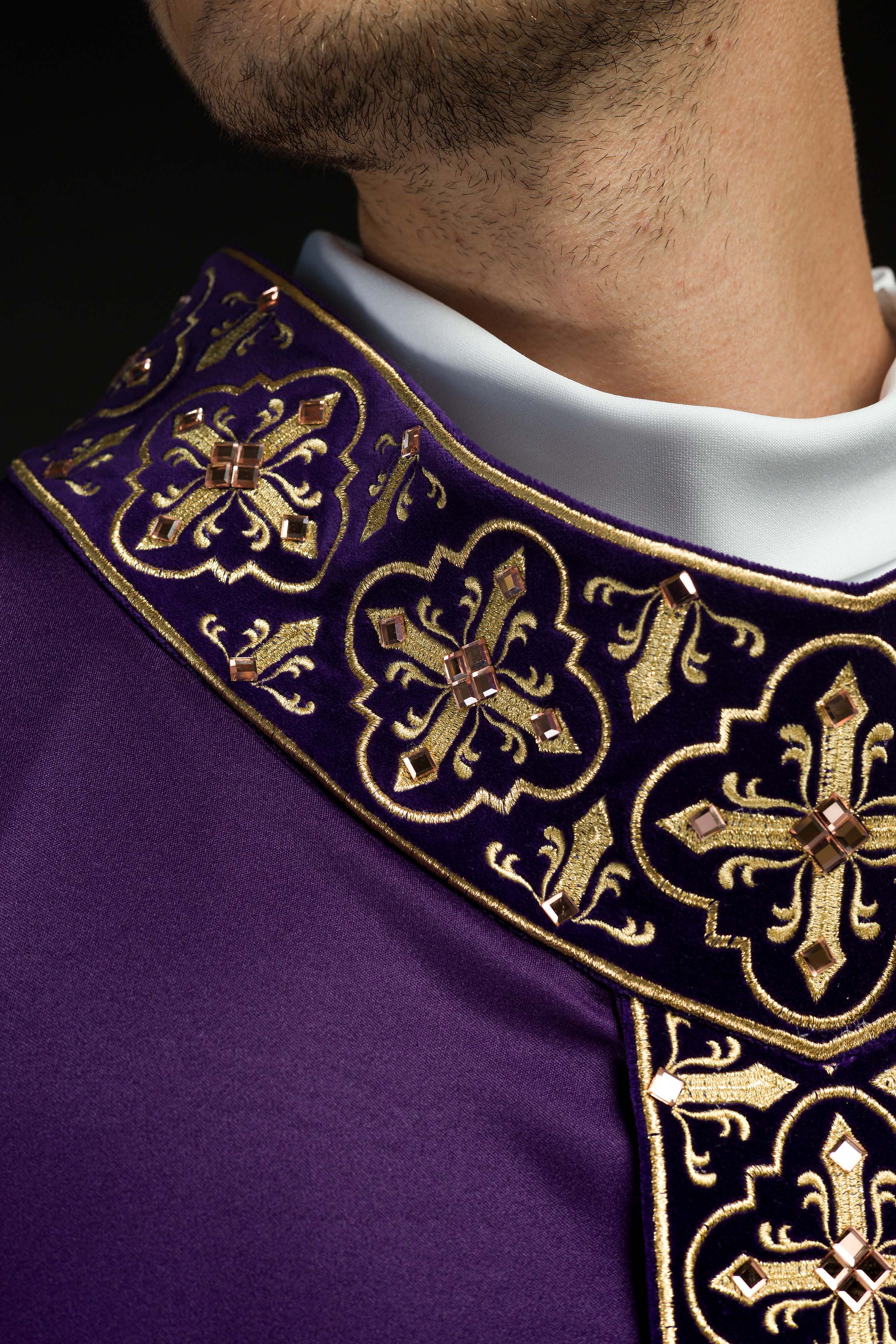 Chasuble violette ornée de 500 pierres avec bande étroite
