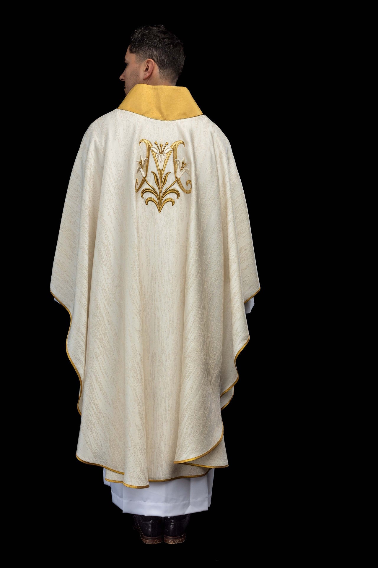 Chasuble écrue brodée avec motif marial