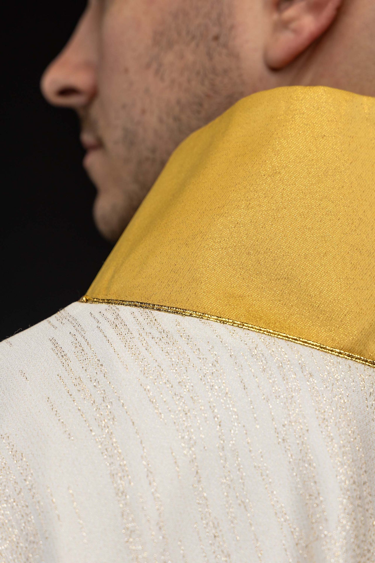 Chasuble écrue brodée avec motif marial