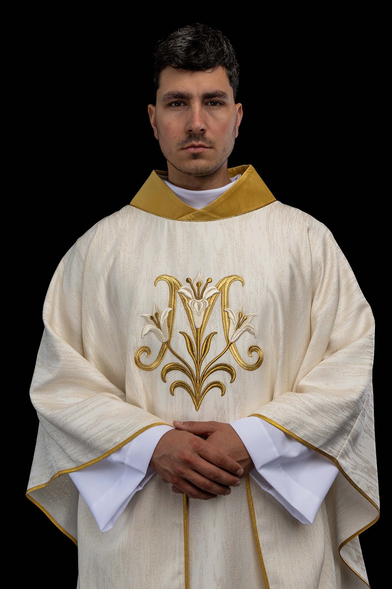 Chasuble écrue brodée avec motif marial