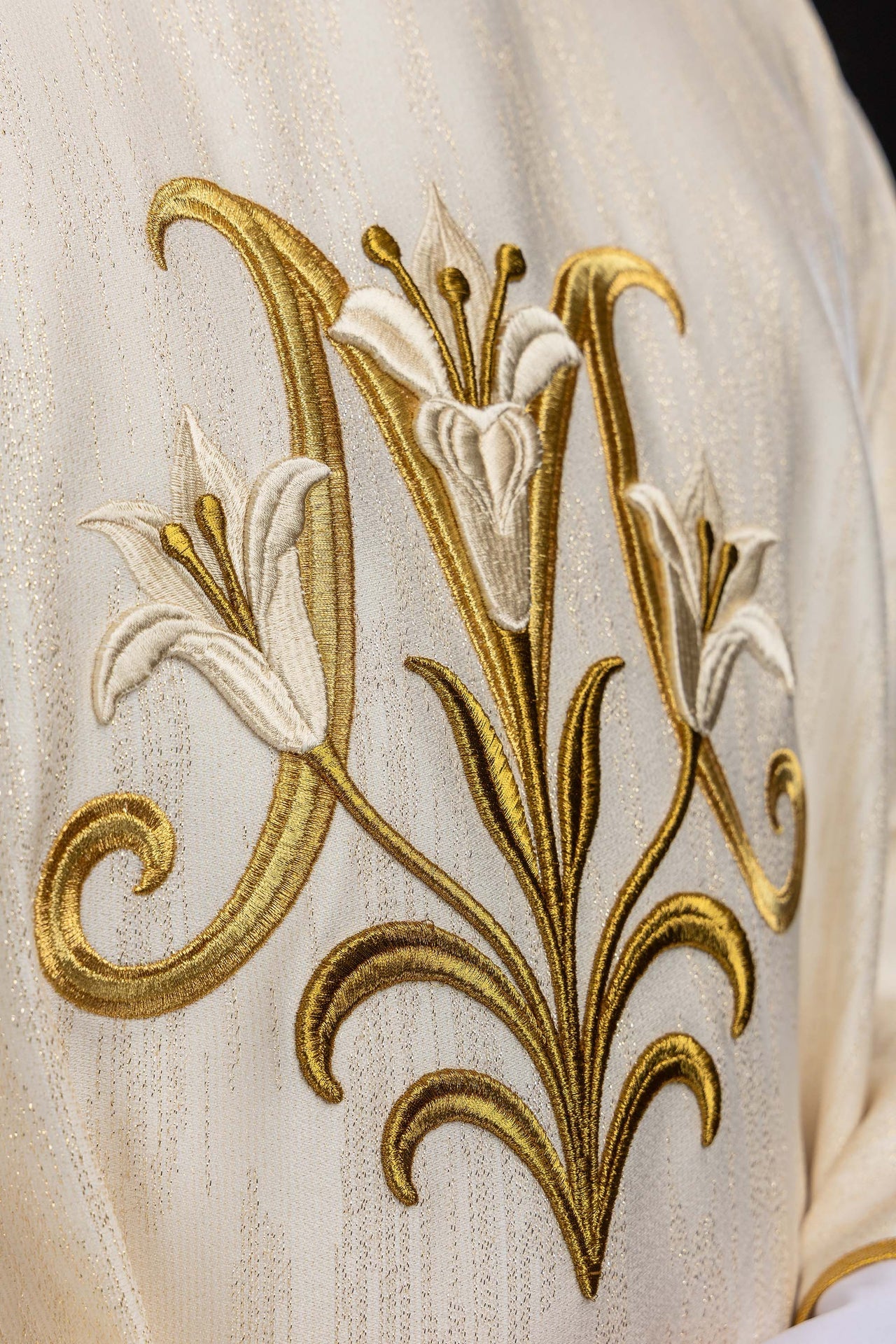 Chasuble écrue brodée avec motif marial