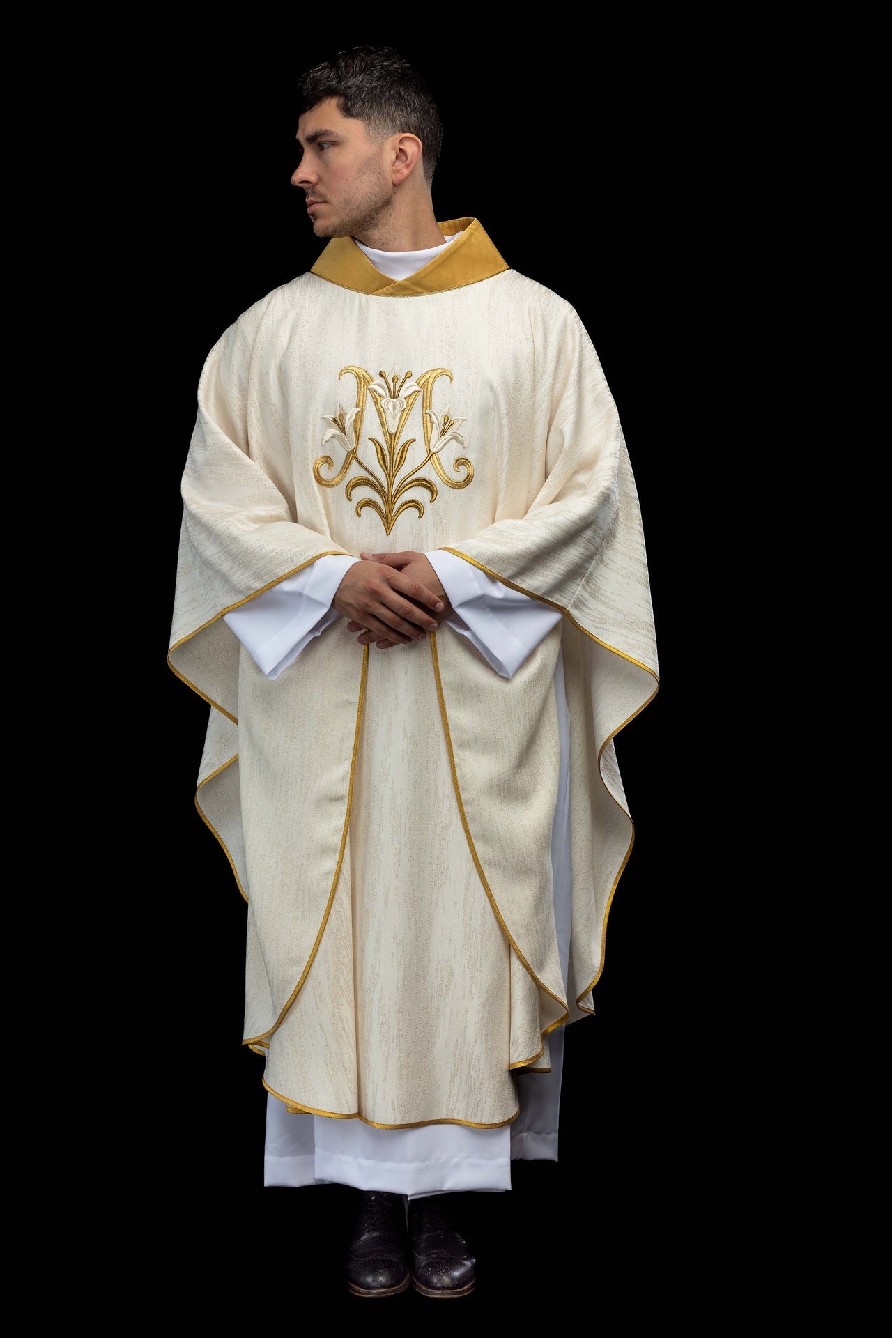 Chasuble écrue brodée avec motif marial
