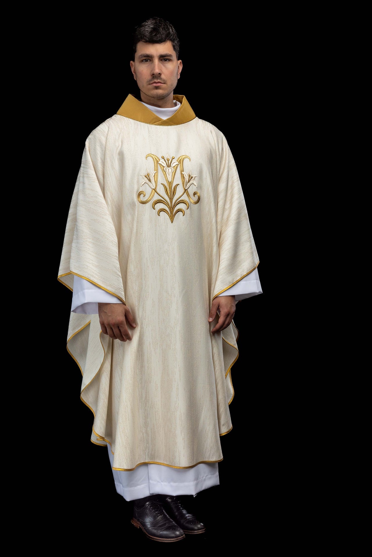 Chasuble écrue brodée avec motif marial