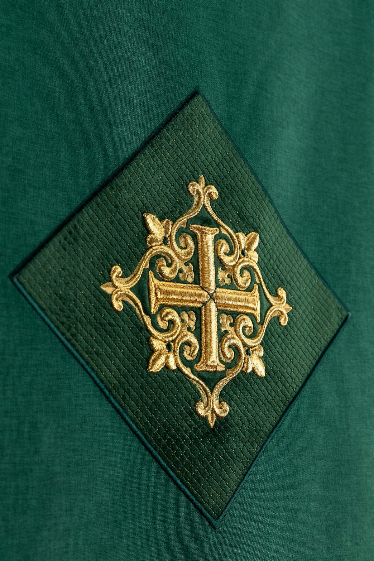 Parement d’ambon vert avec motif de croix brodé