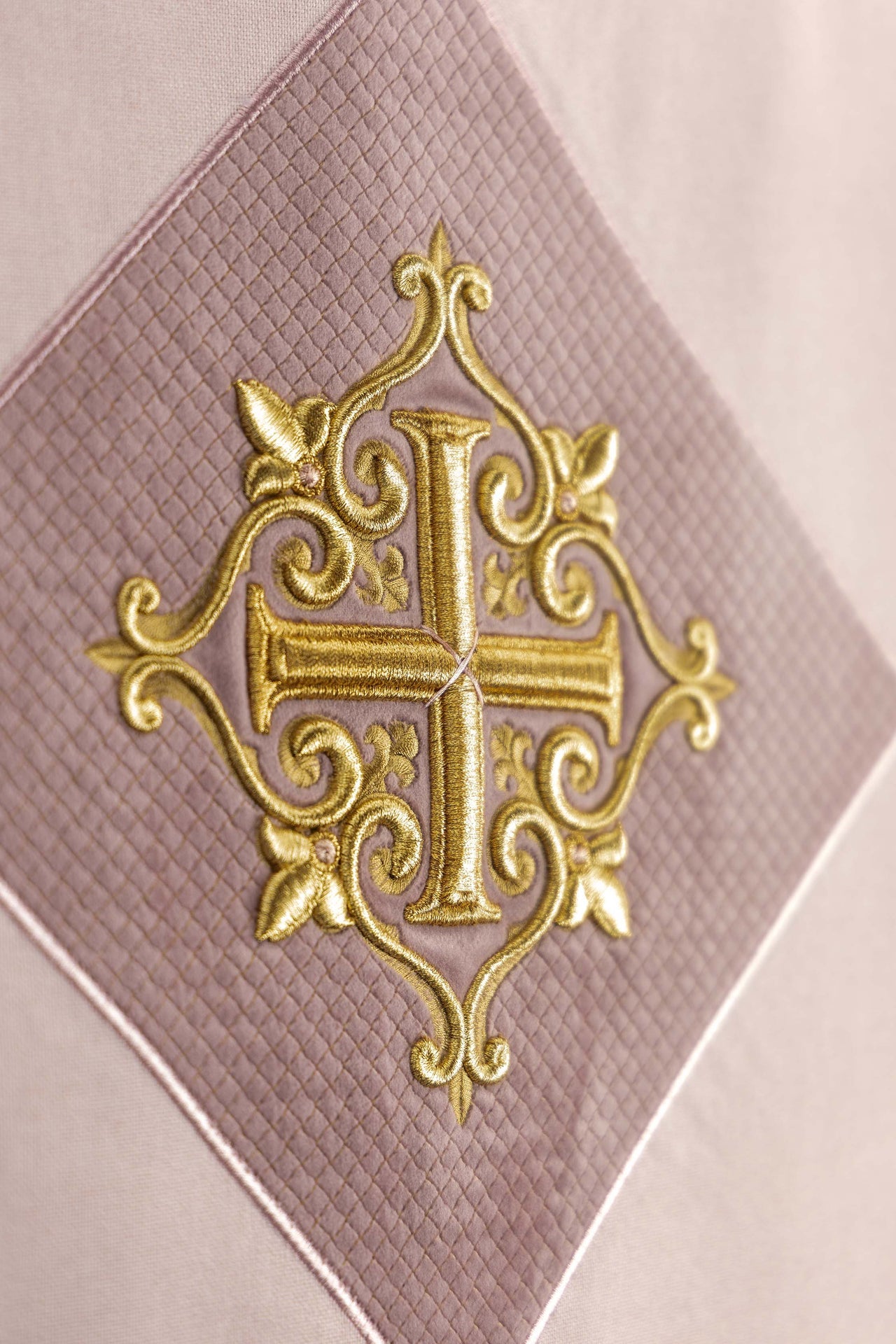 Voile de lutrin rose à motif de croix brodé