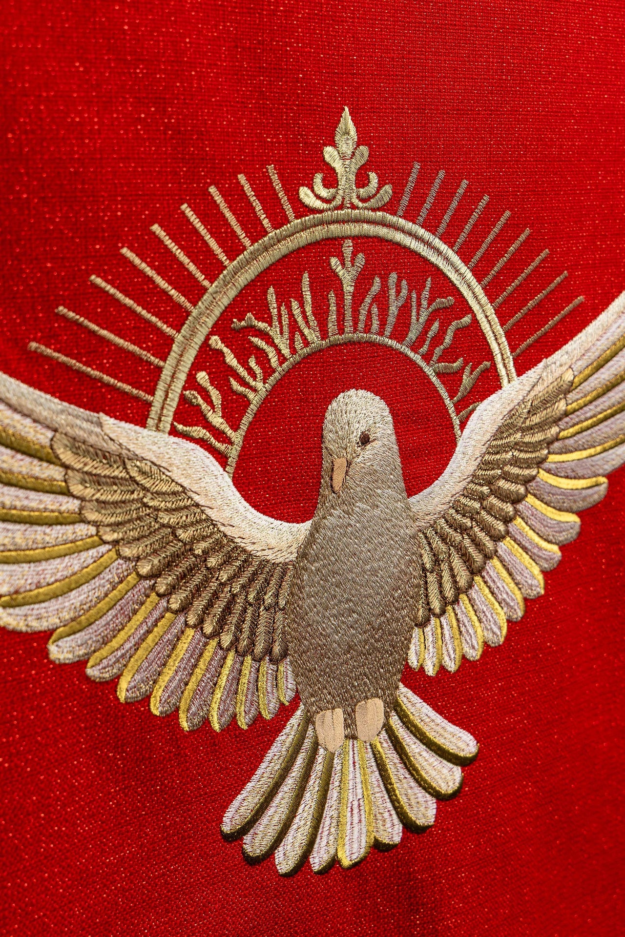 Voile rouge brodé pour lutrin liturgique, avec symbole de la colombe et des flammes