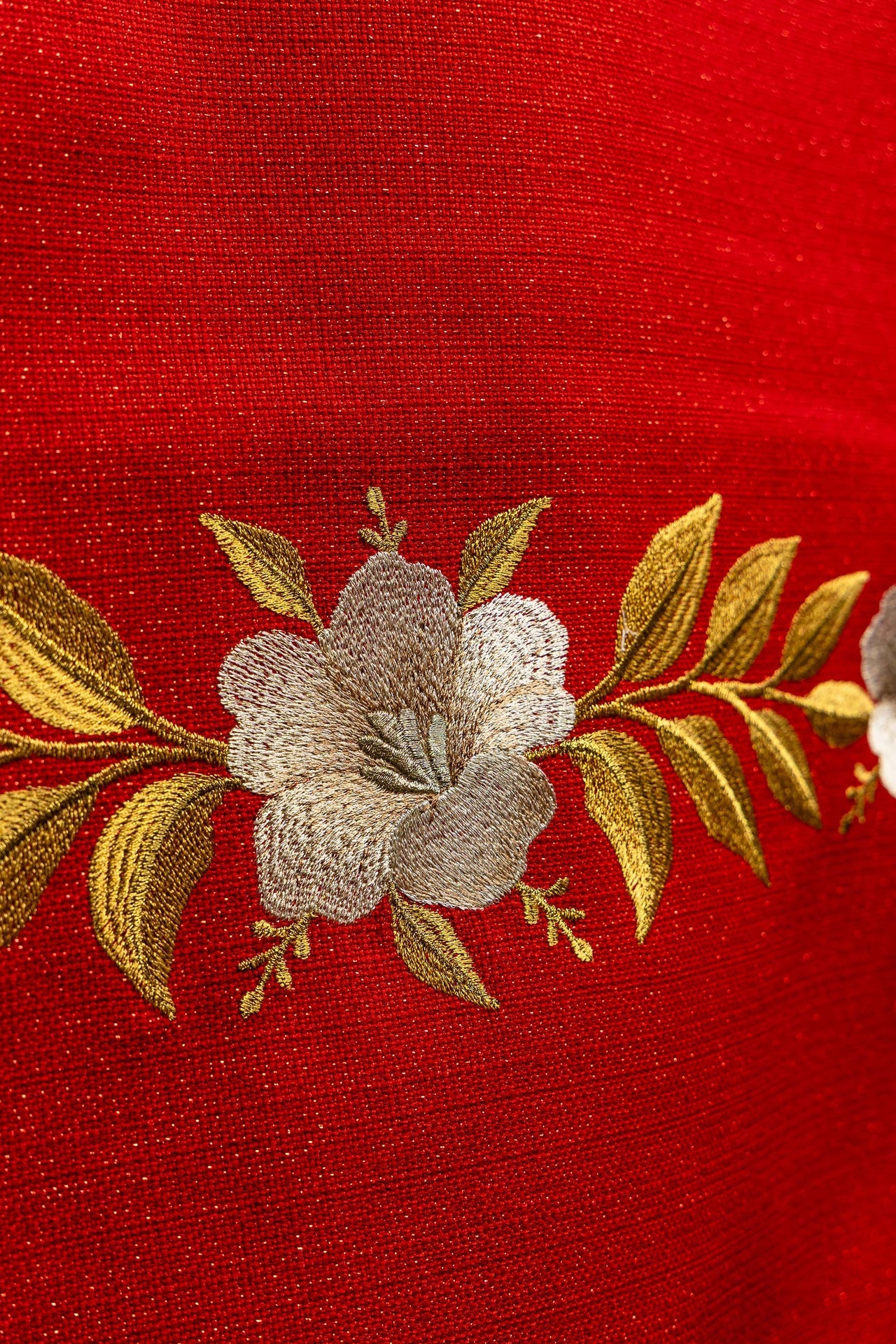 Voile rouge brodé pour lutrin liturgique, avec symbole de la colombe et des flammes