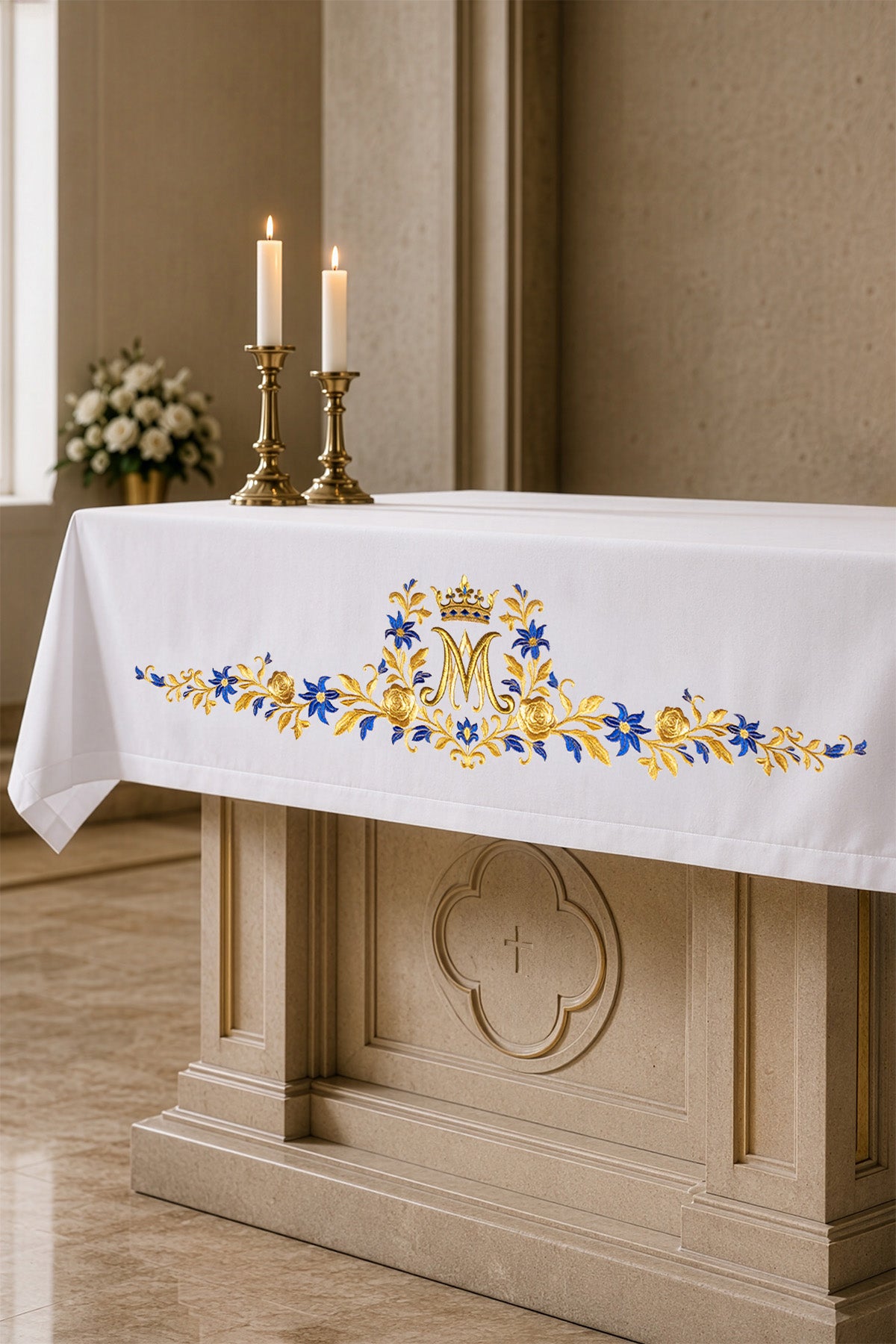 Nappe d’autel avec symbole marial brodé
