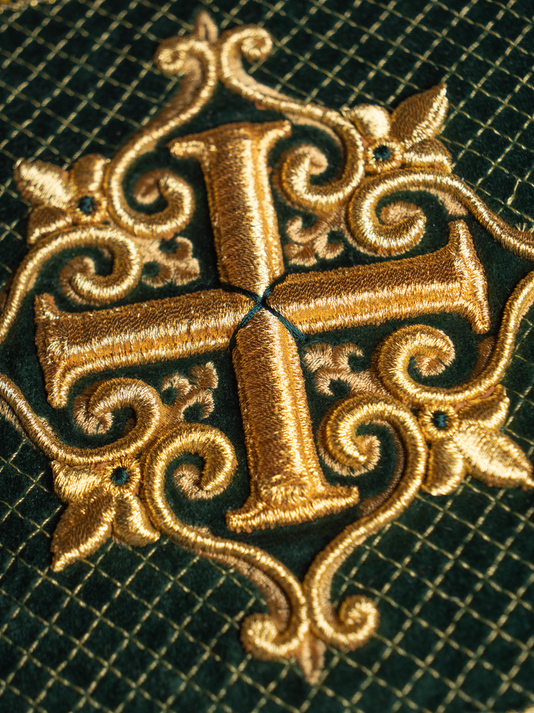 Linge d'autel avec la croix d'or en velours vert et lin