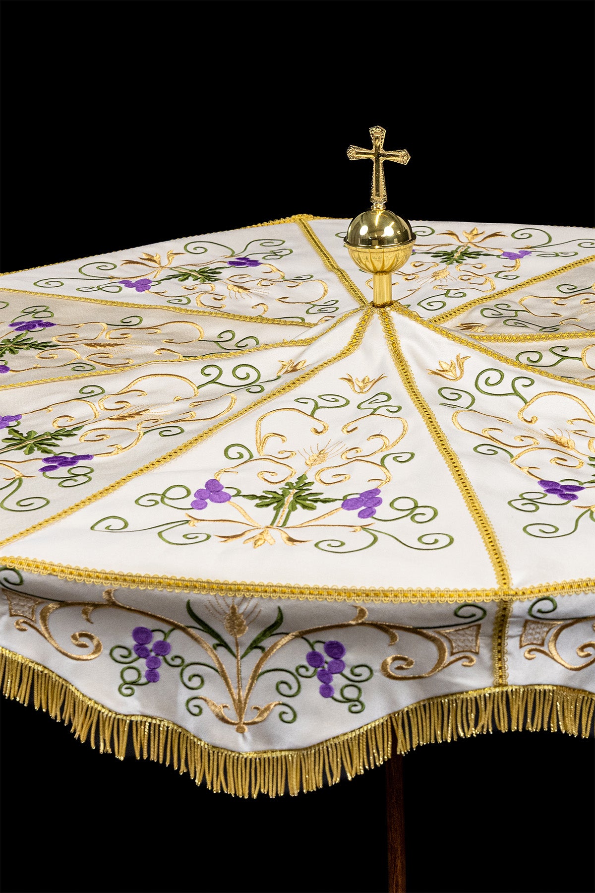 Ombrelle de procession écrue à broderie dorée et polychrome pour la Fête-Dieu