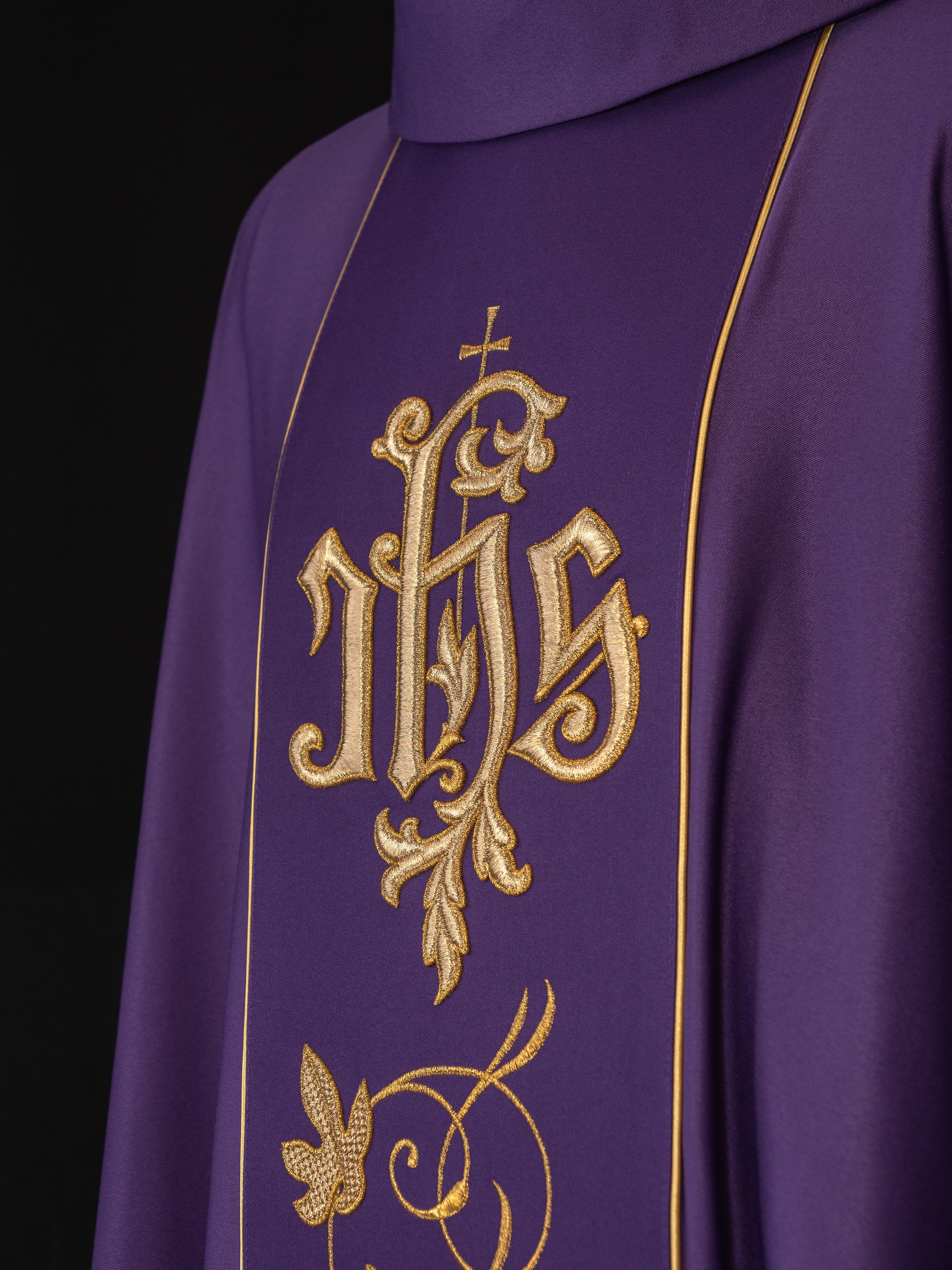 Chasuble liturgique violette avec ceinture richement décorée d'un motif floral et d'un IHS