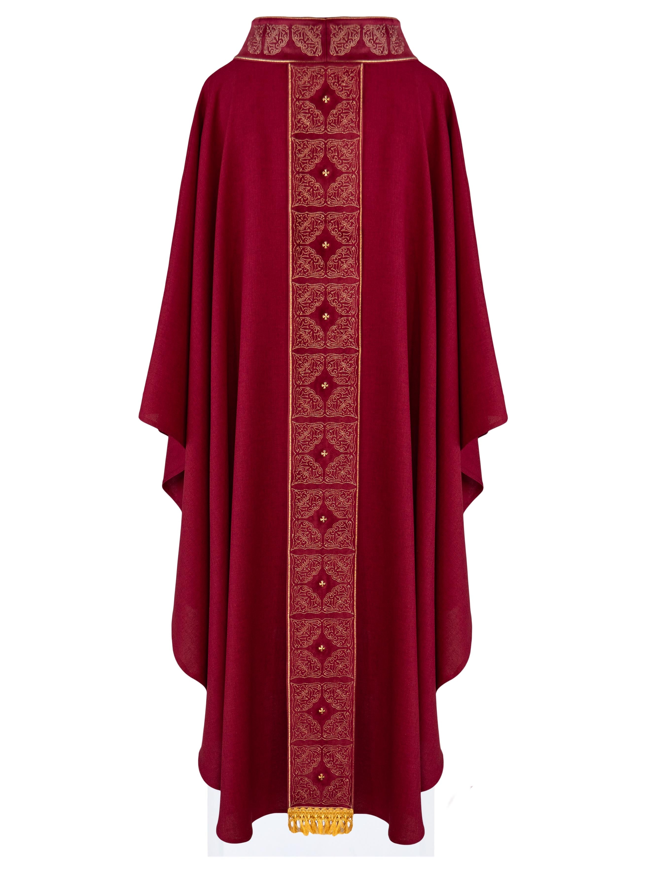 Chasuble avec ceinture et col richement brodés en rouge