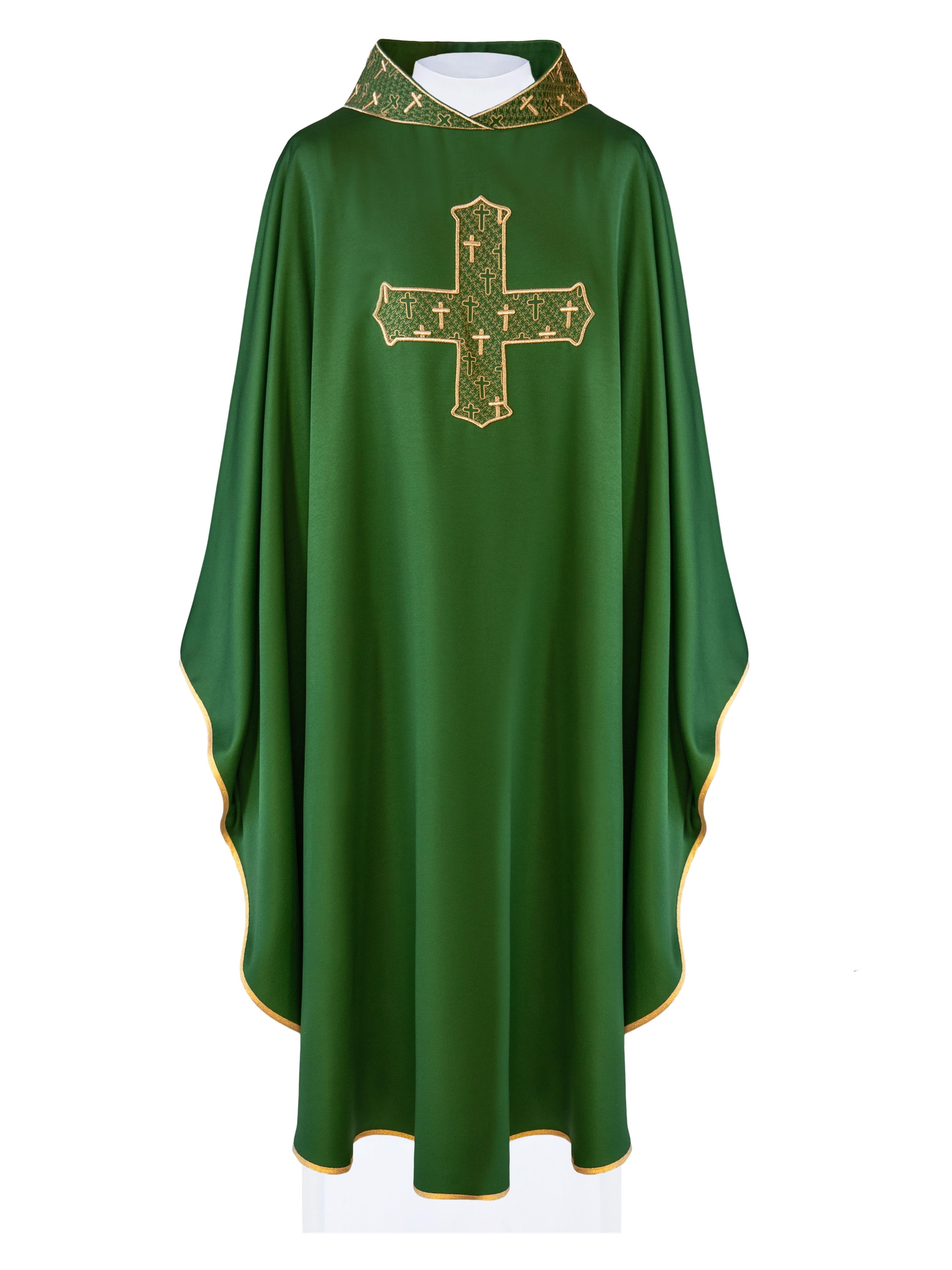 Chasuble avec croix et col richement brodés en vert