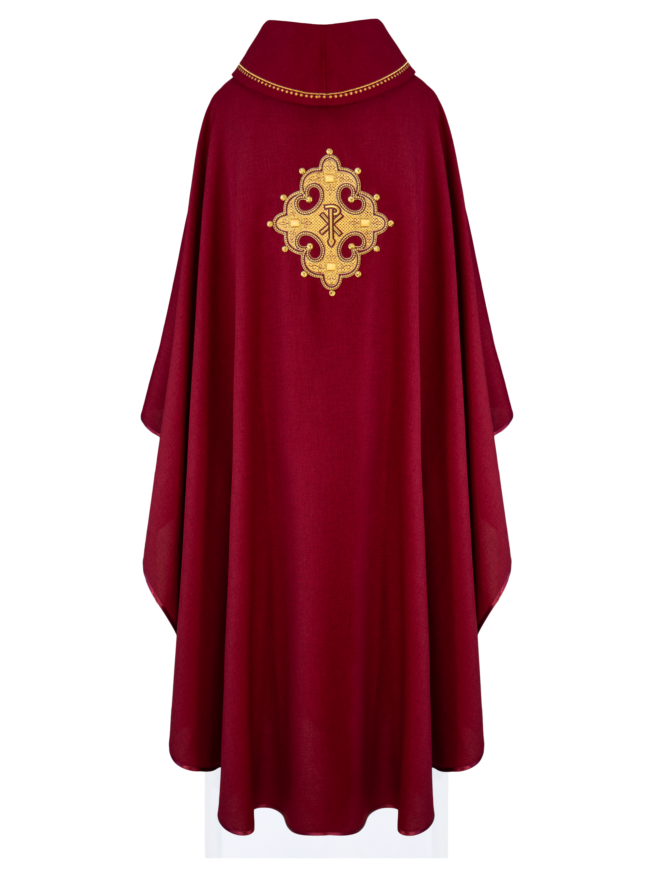 Chasuble avec croix brodée et bordure dorée sur le col en rouge