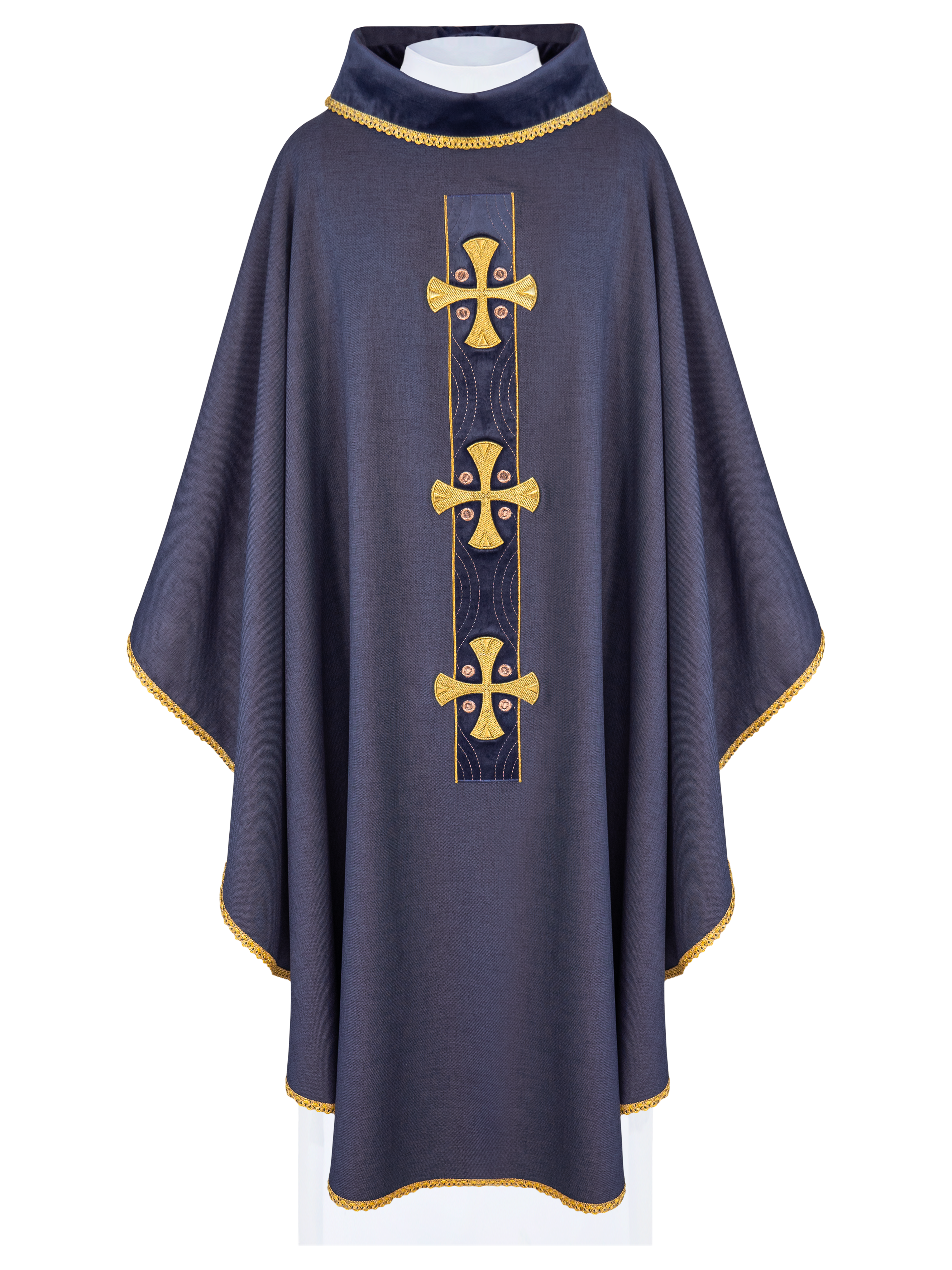 Chasuble en croix brodées d'or et passepoil sur le col en violet