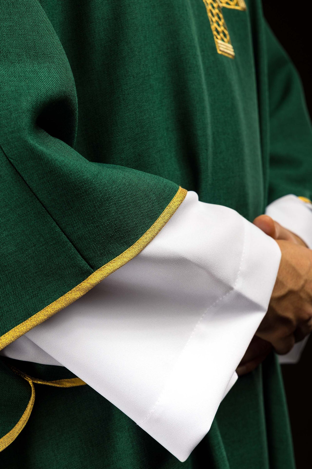 Dalmatic verte avec croix brodées et col brodé
